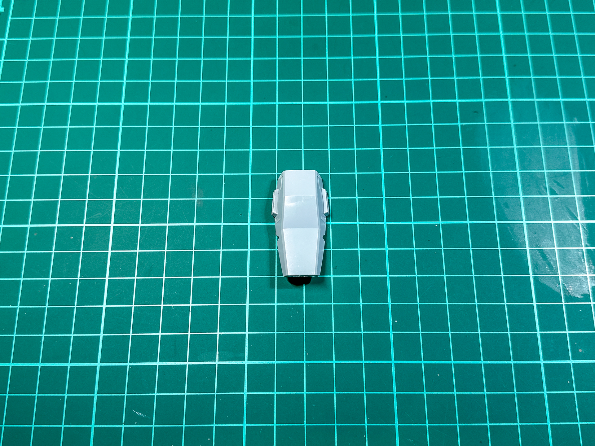 組み立てが完了したサイドアーマー。同一形状のものをもう1セット制作します。