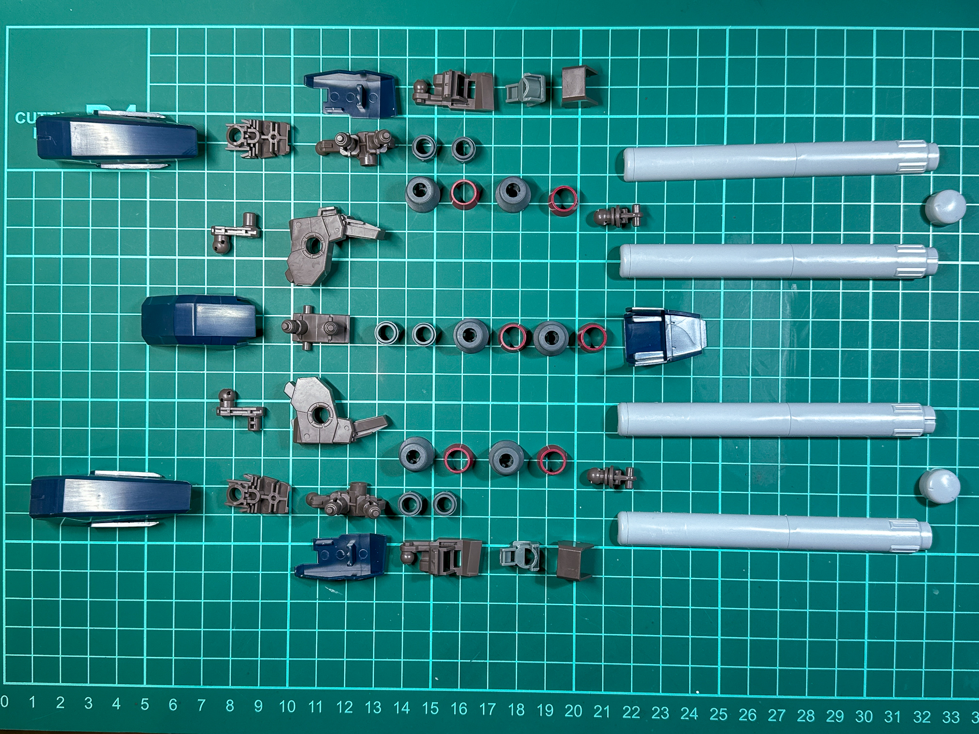 組み立て前のバックパック。全48パーツにて構成されています。