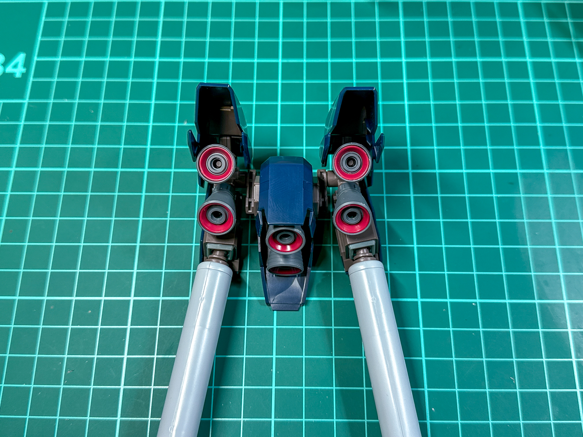 バックパックの各部バーニアノズルは内部の色分けをパーツ分割によって再現しています。