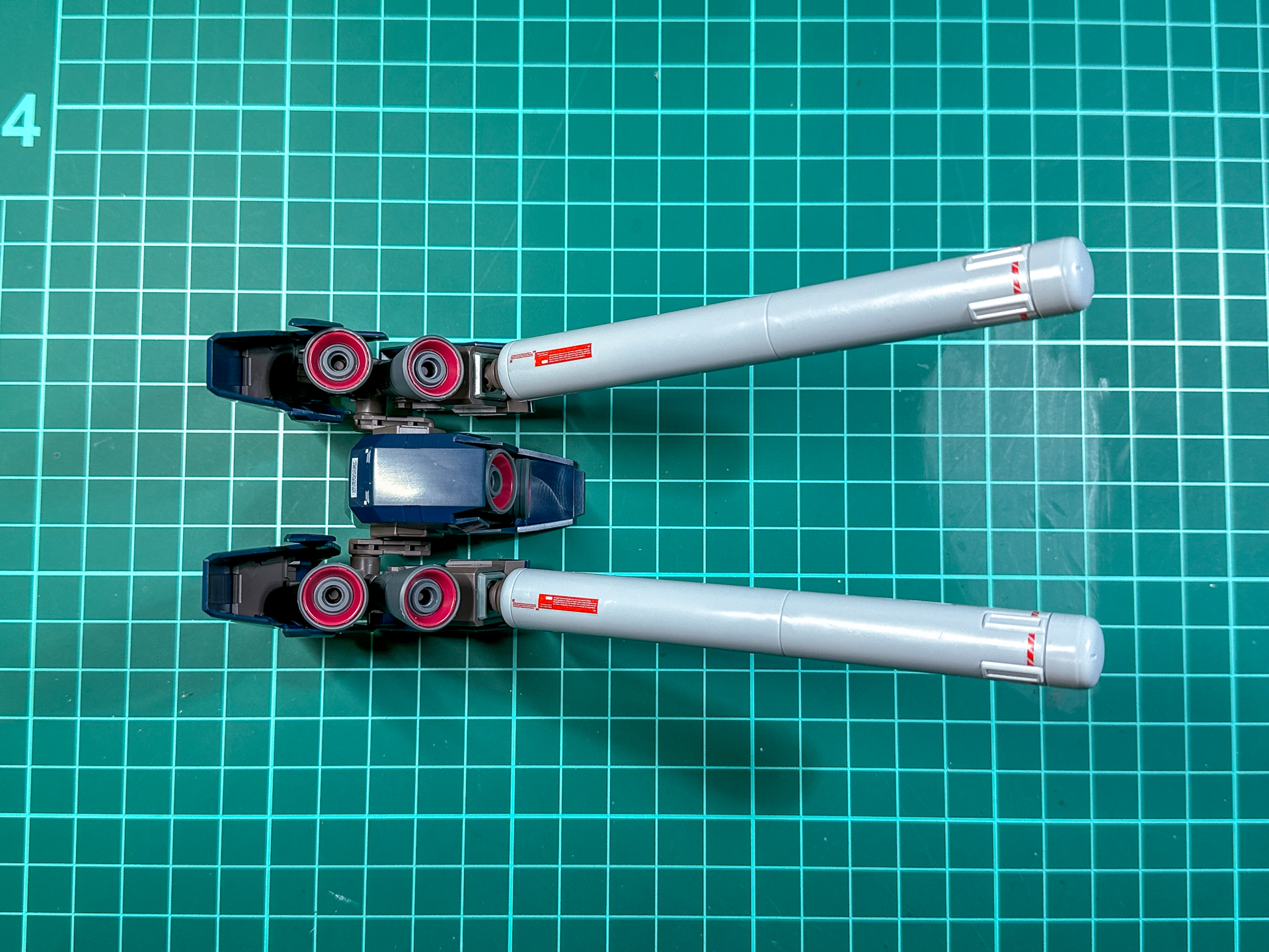 組み立てが完了したバックパック。各部パーツの接続はボールジョイントによる接続となっており、自由なポージングが可能となっています。