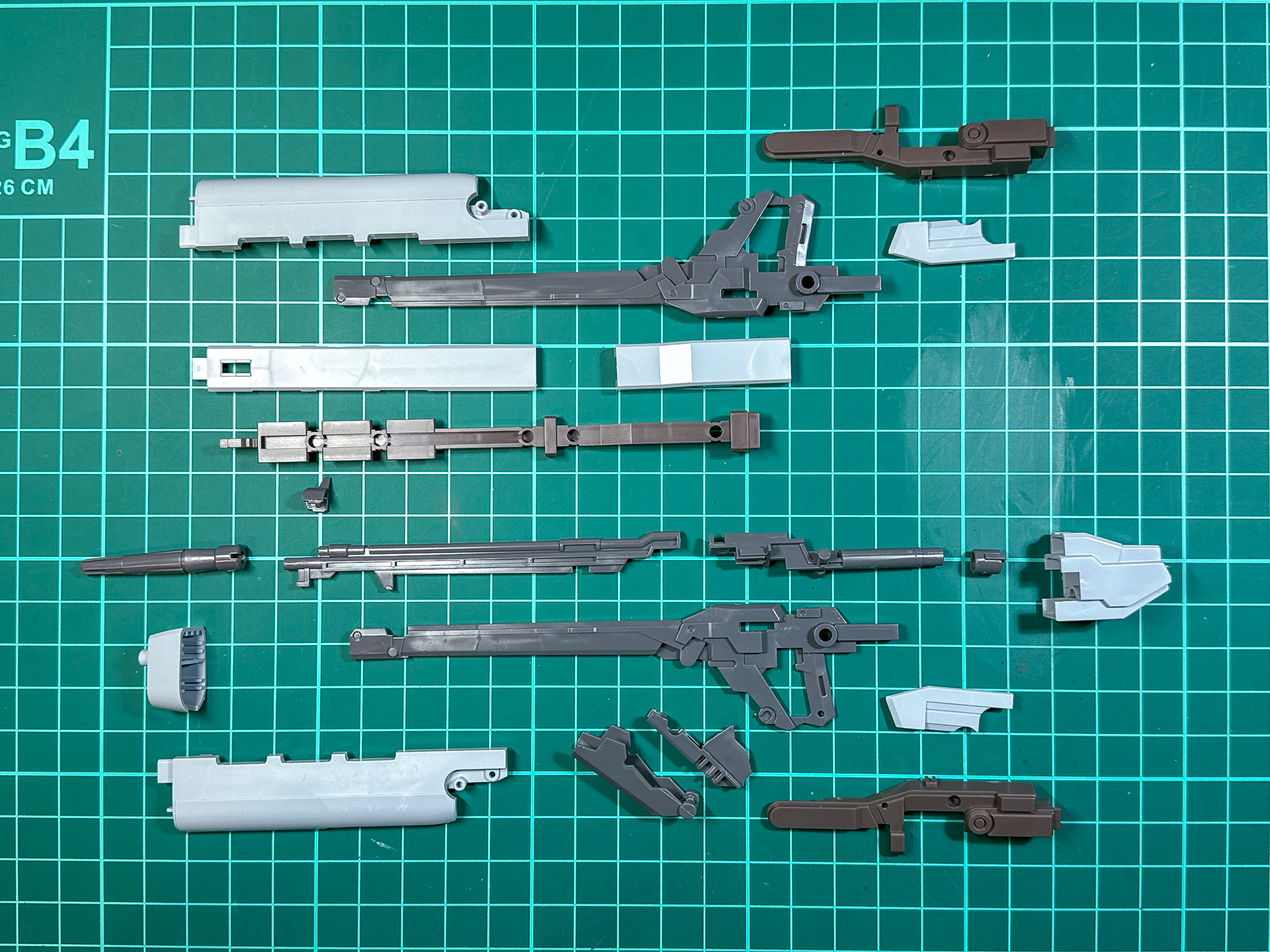 組み立て前のハイ・ビーム・ライフル。全20パーツにて構成されています。