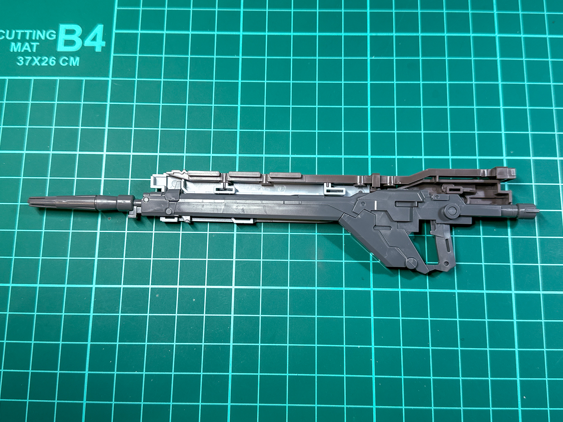 ハイ・ビーム・ライフルは、シナンジュ専用ビーム・ライフルに外装パーツを被せる構造となっています。