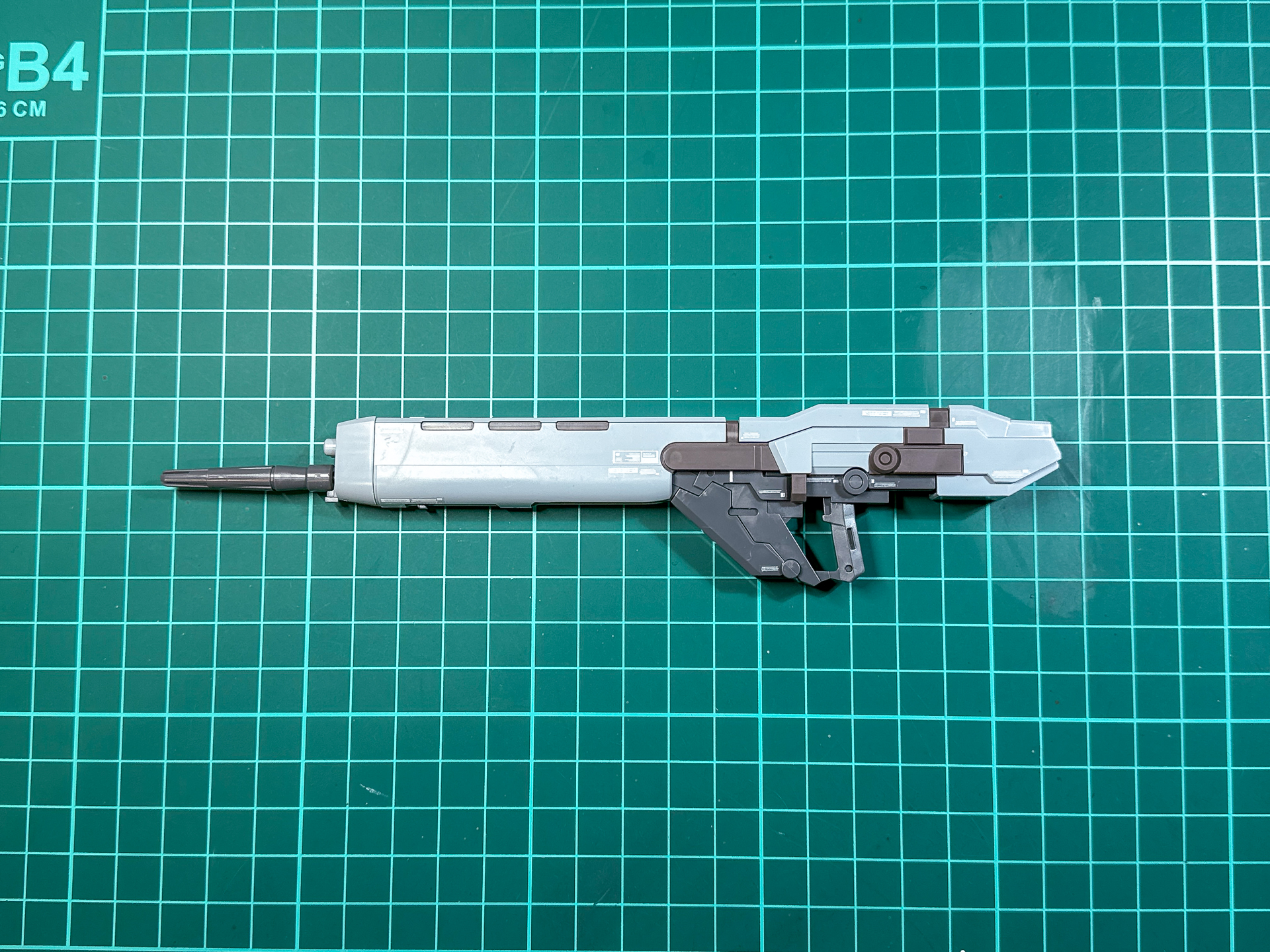 組み立てが完了したハイ・ビーム・ライフル。シナンジュ専用ビーム・ライフルと同様に銃身下にバズーカやグレネード・ランチャーをマウント可能です。