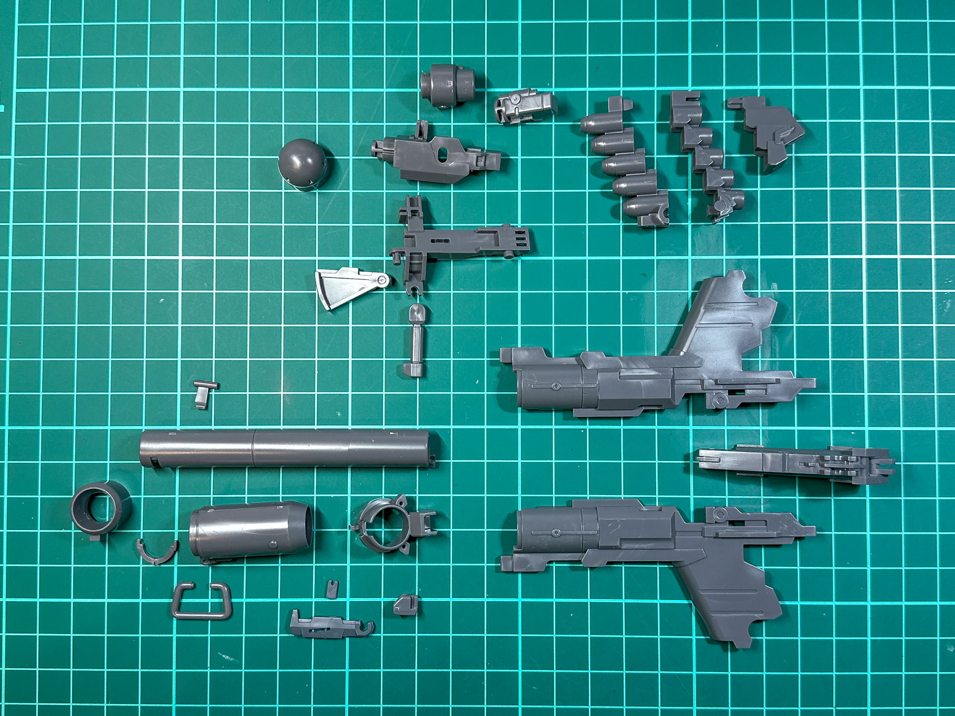 組み立て前のバズーカ。全23パーツにて構成されています。