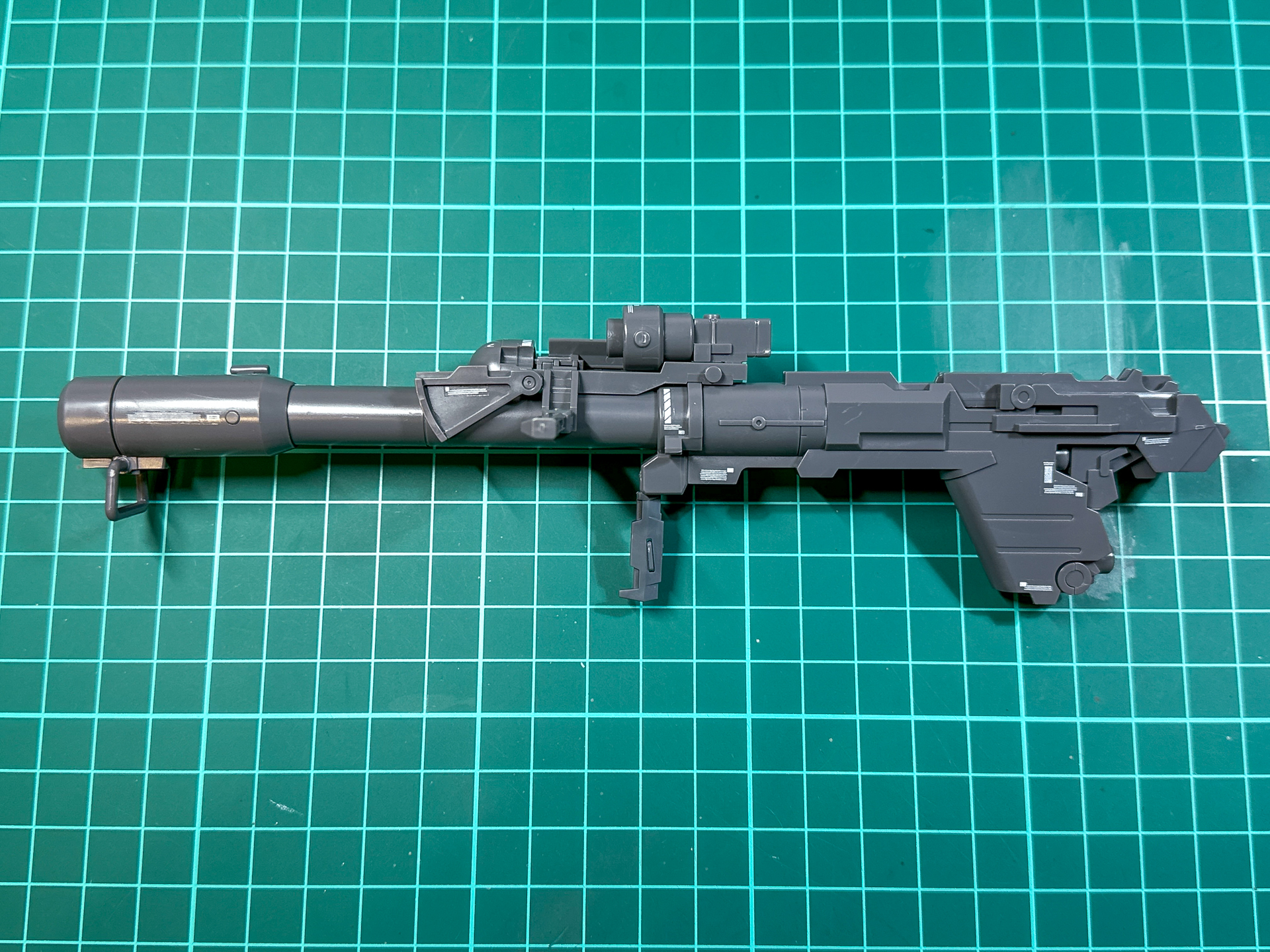 組み立てが完了したバズーカ。スコープを取り外し、銃身を縮めることでハイ・ビーム・ライフルにマウント可能です。