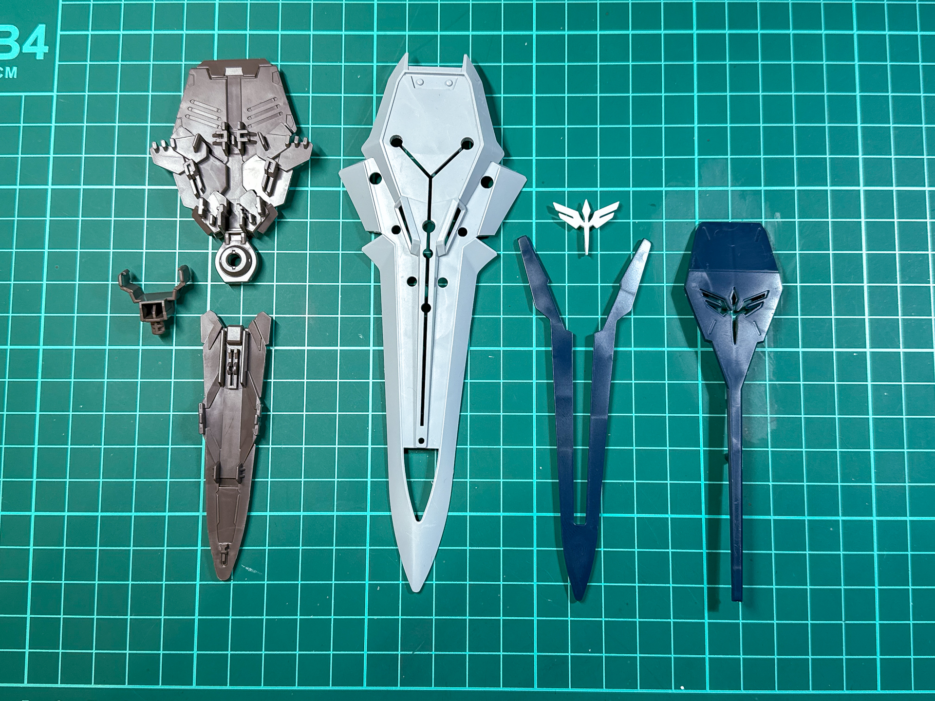 組み立て前のシールド。全7パーツにて構成されています。