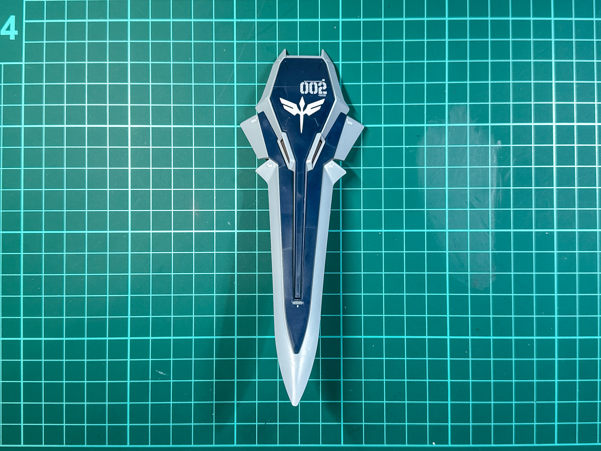 組み立てが完了したシールド。中央のネオ・ジオンマークはパーツ分割による色分けとなっています。