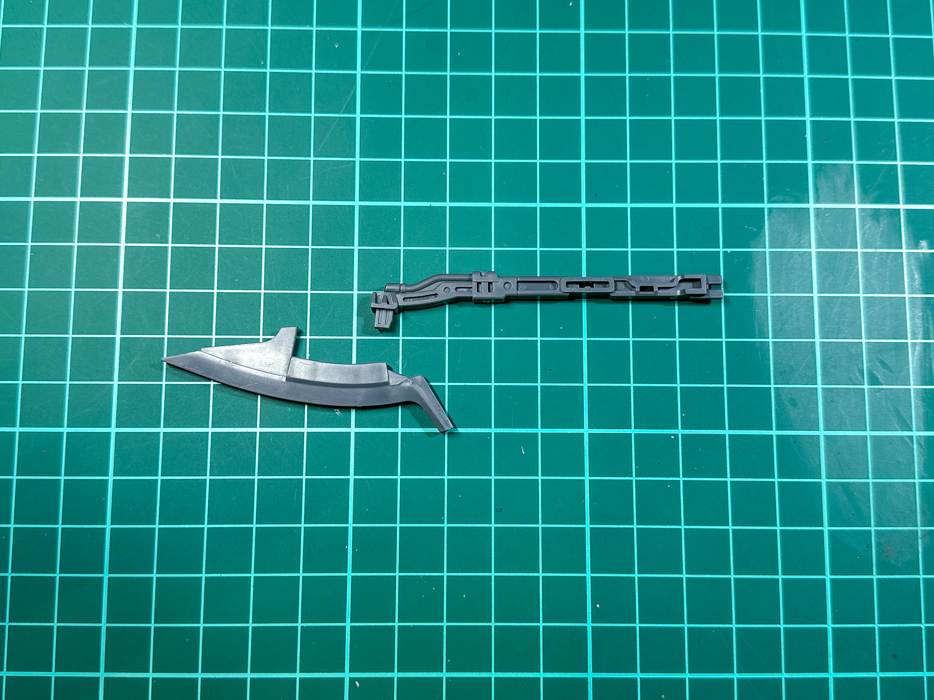 組み立て前のビーム・アックス。全2パーツにて構成されています。