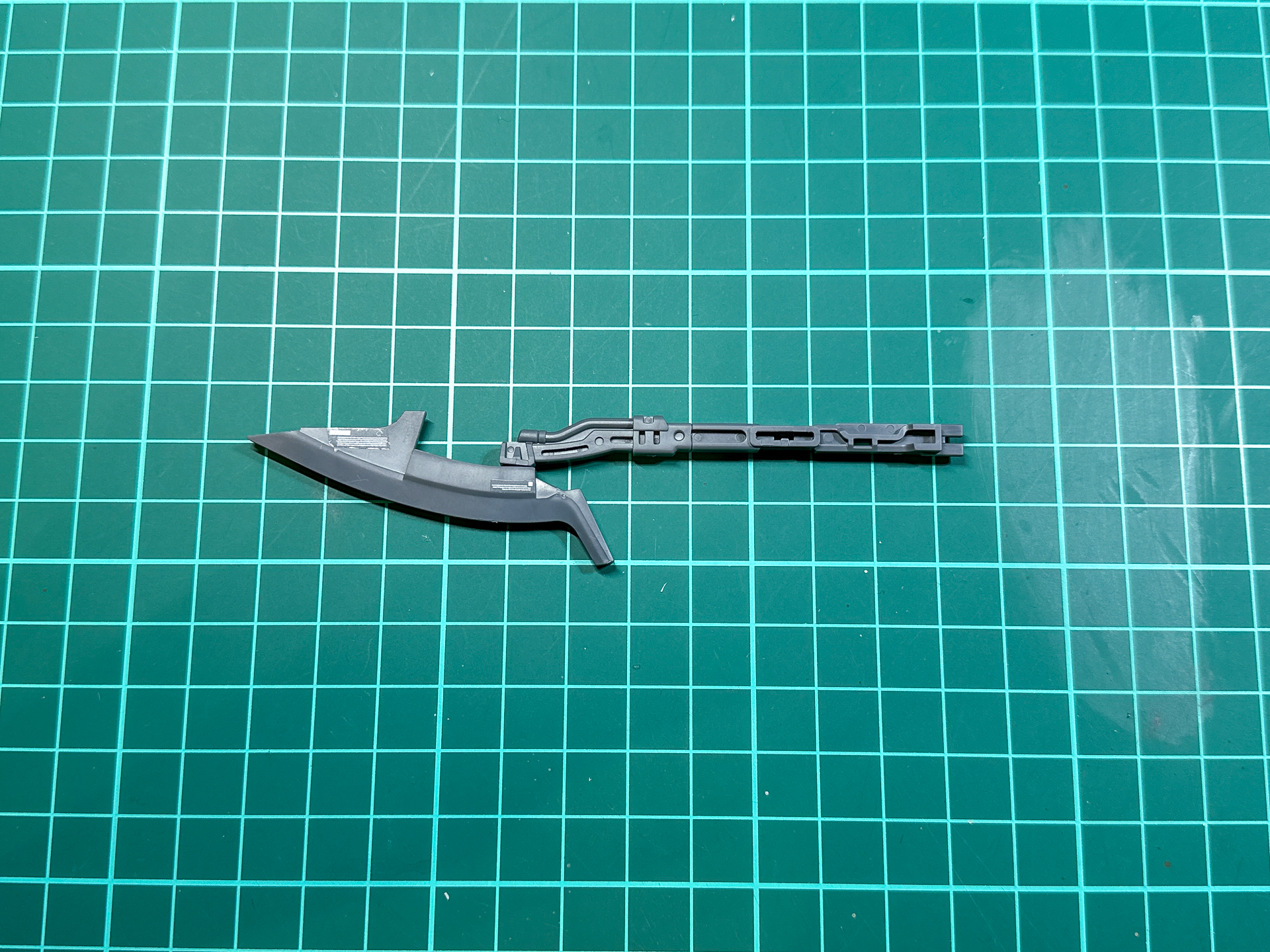 組み立てが完了したビーム・アックス。グリップ部分は取り付け位置を変更することで収納状態と展開状態を再現できます。