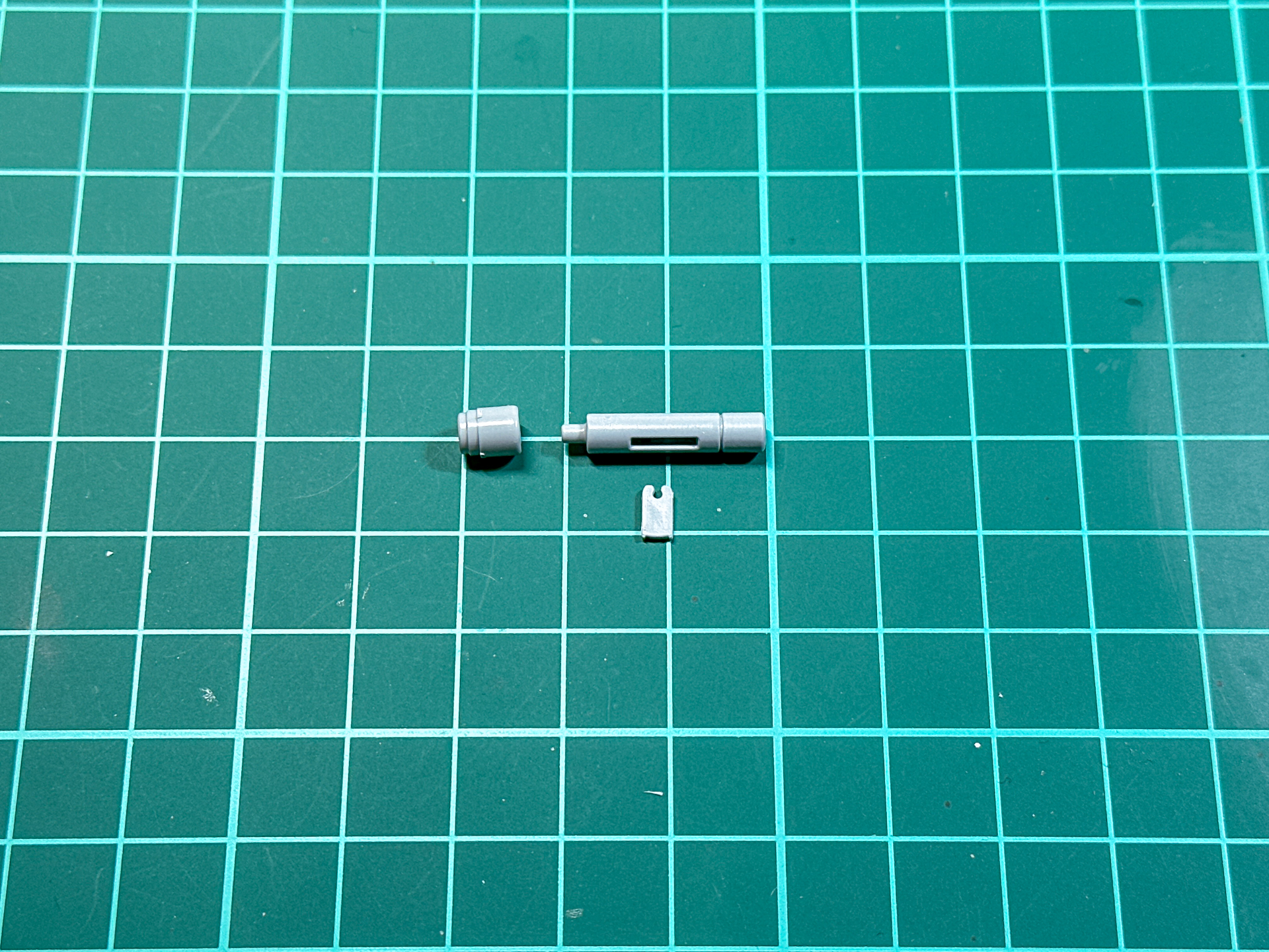 組み立て前のビーム・サーベル全3パーツにて構成されており、同一形状のものを2セット制作します。