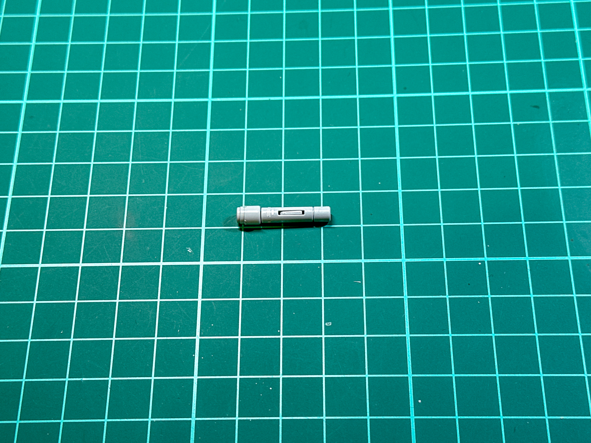 組み立てが完了したビーム・サーベルジョイントパーツを展開することでハンドパーツにしっかりと保持することが可能です。