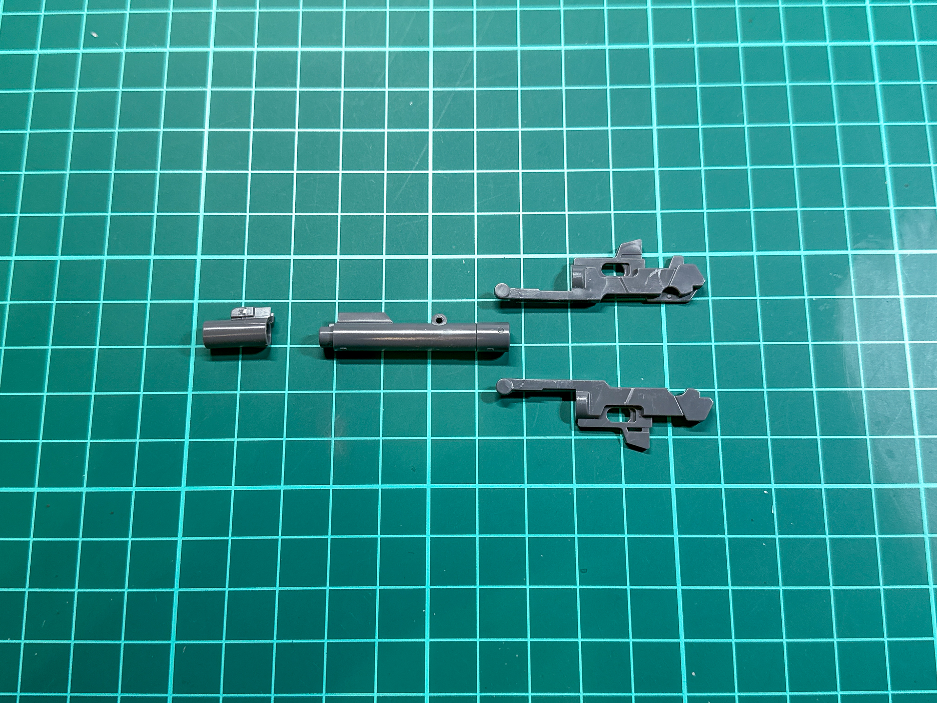 組み立て前のグレネード・ランチャー。全4パーツにて構成されています。