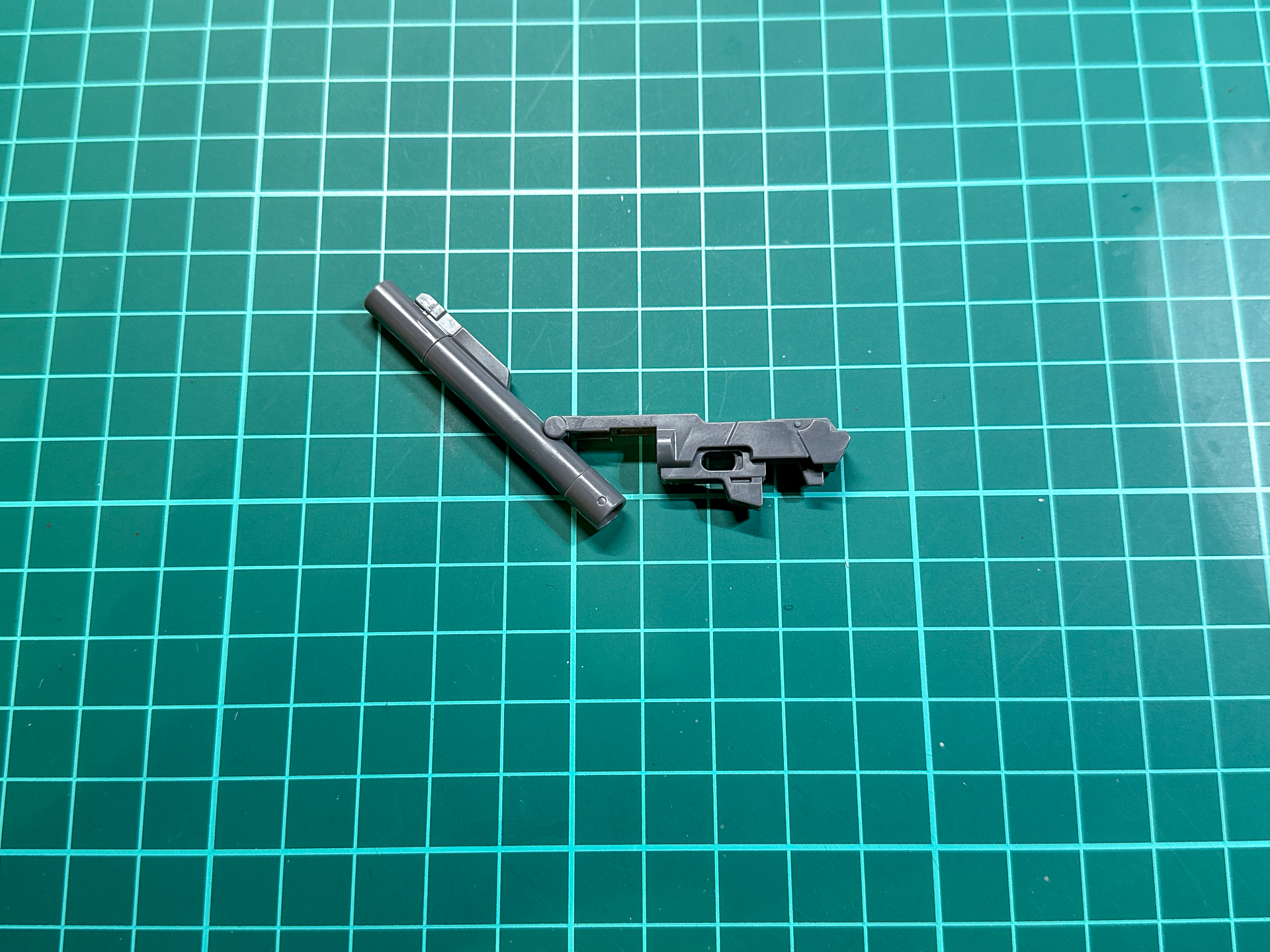 銃身基部は展開可能な構造となっています。