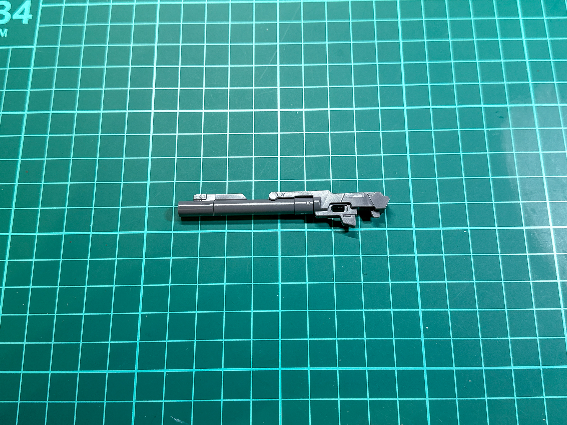 組み立てが完了したグレネード・ランチャー。シールドとハイ・ビーム・ライフルにマウント可能です。