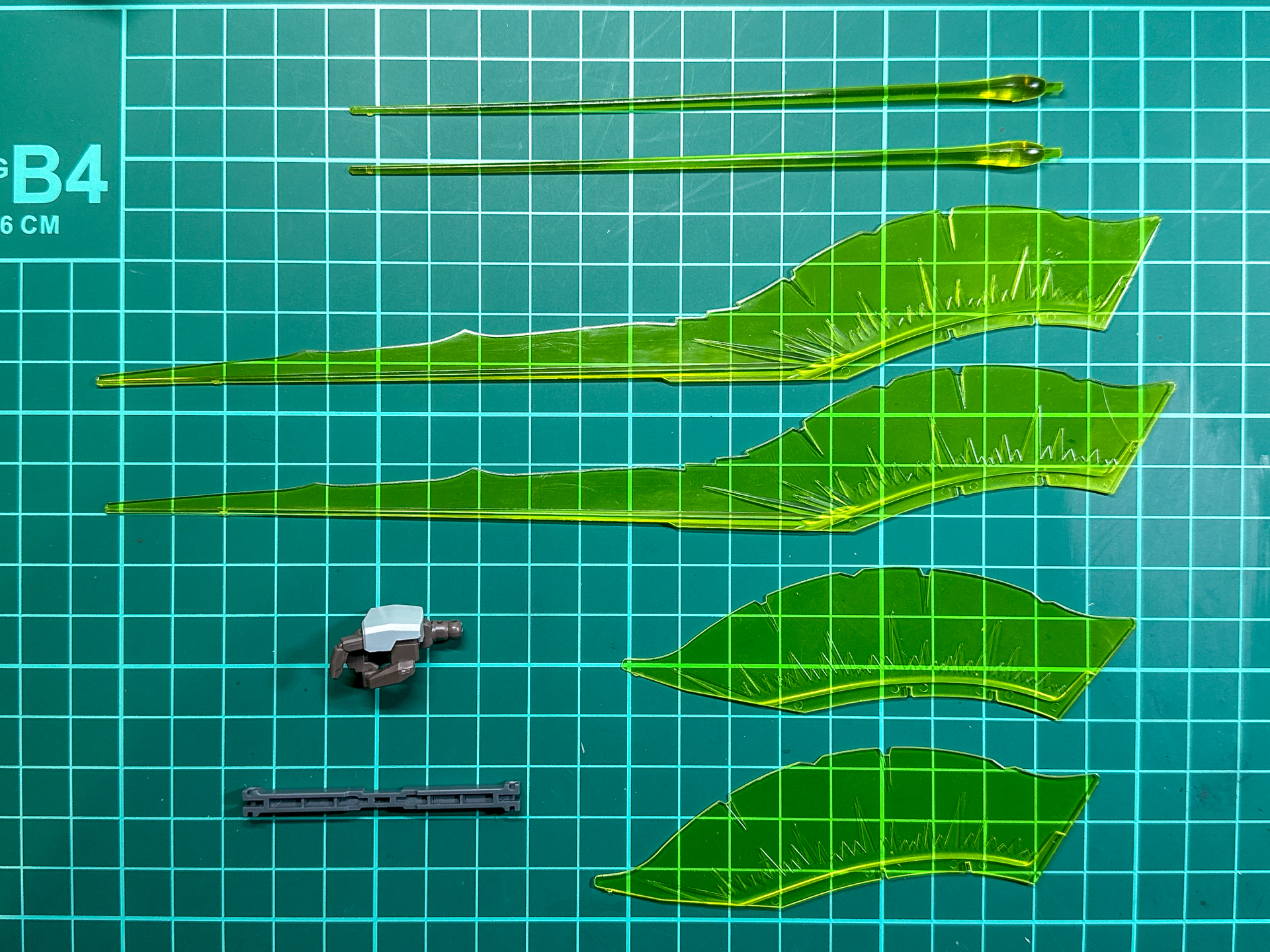 その他付属品。ビーム・サーベルや、ビーム・アックスのエフェクトパーツの他にビーム・アックスのジョイントパーツ、ハイ・ビーム・ライフル用持ち手パーツが付属します。