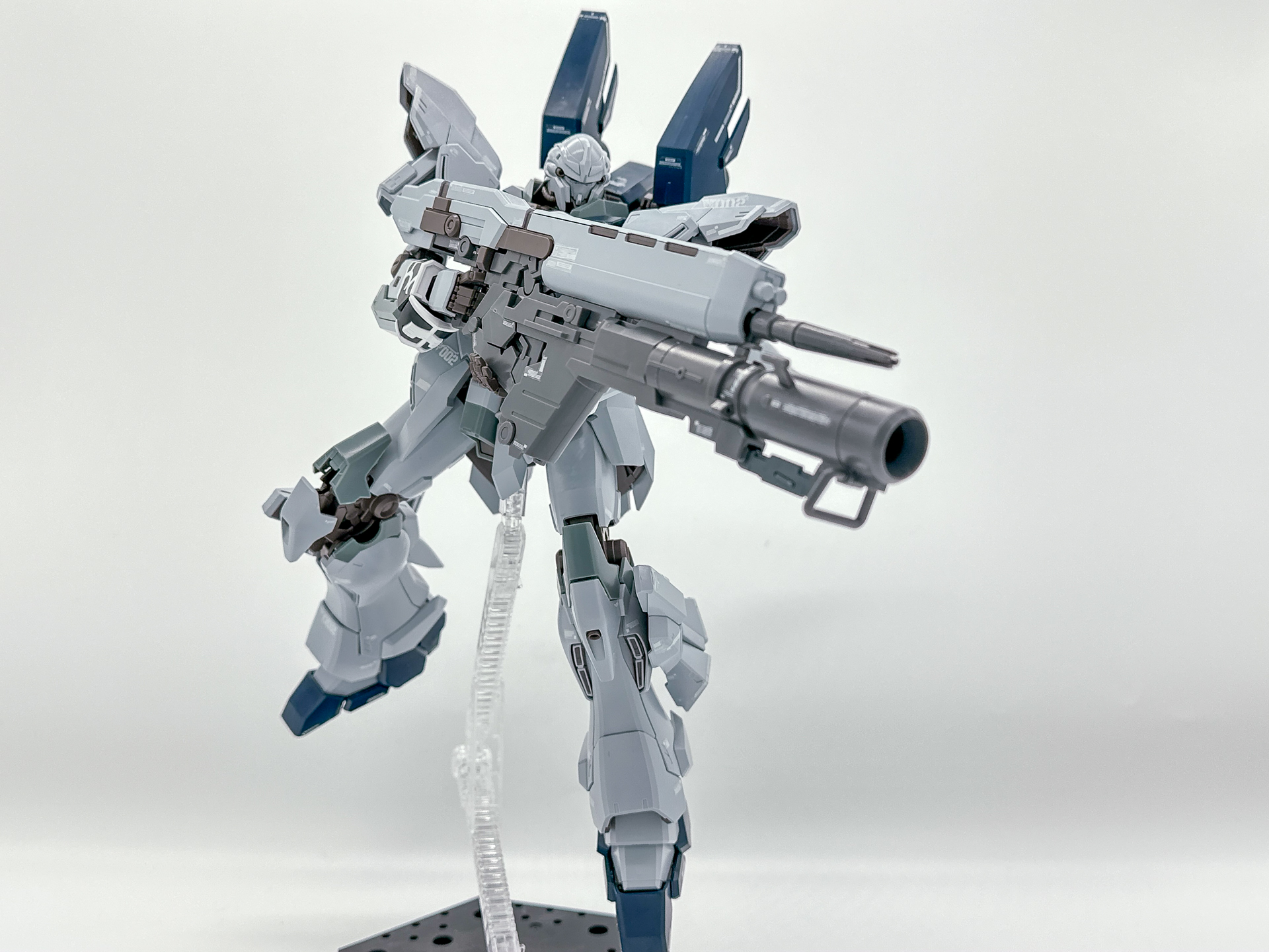 ハイ・ビーム・ライフルを構えてみました。バズーカとドッキングさせることでインパクトのある兵装となります。