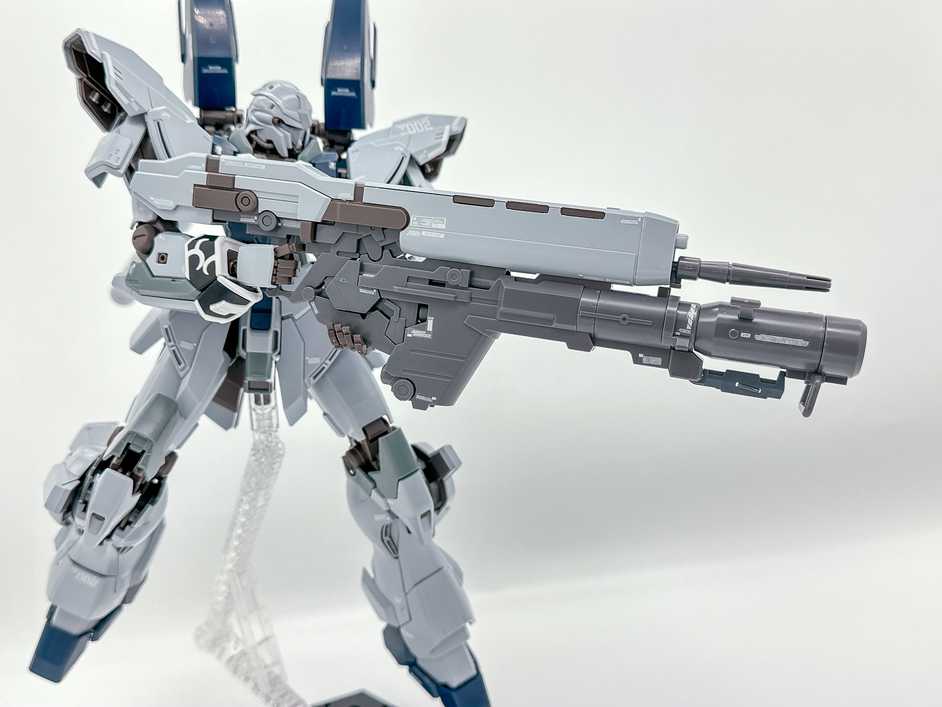 ハイ・ビーム・ライフルの全体。ハイ・ビーム・ライフルは両手で構えることが可能です。