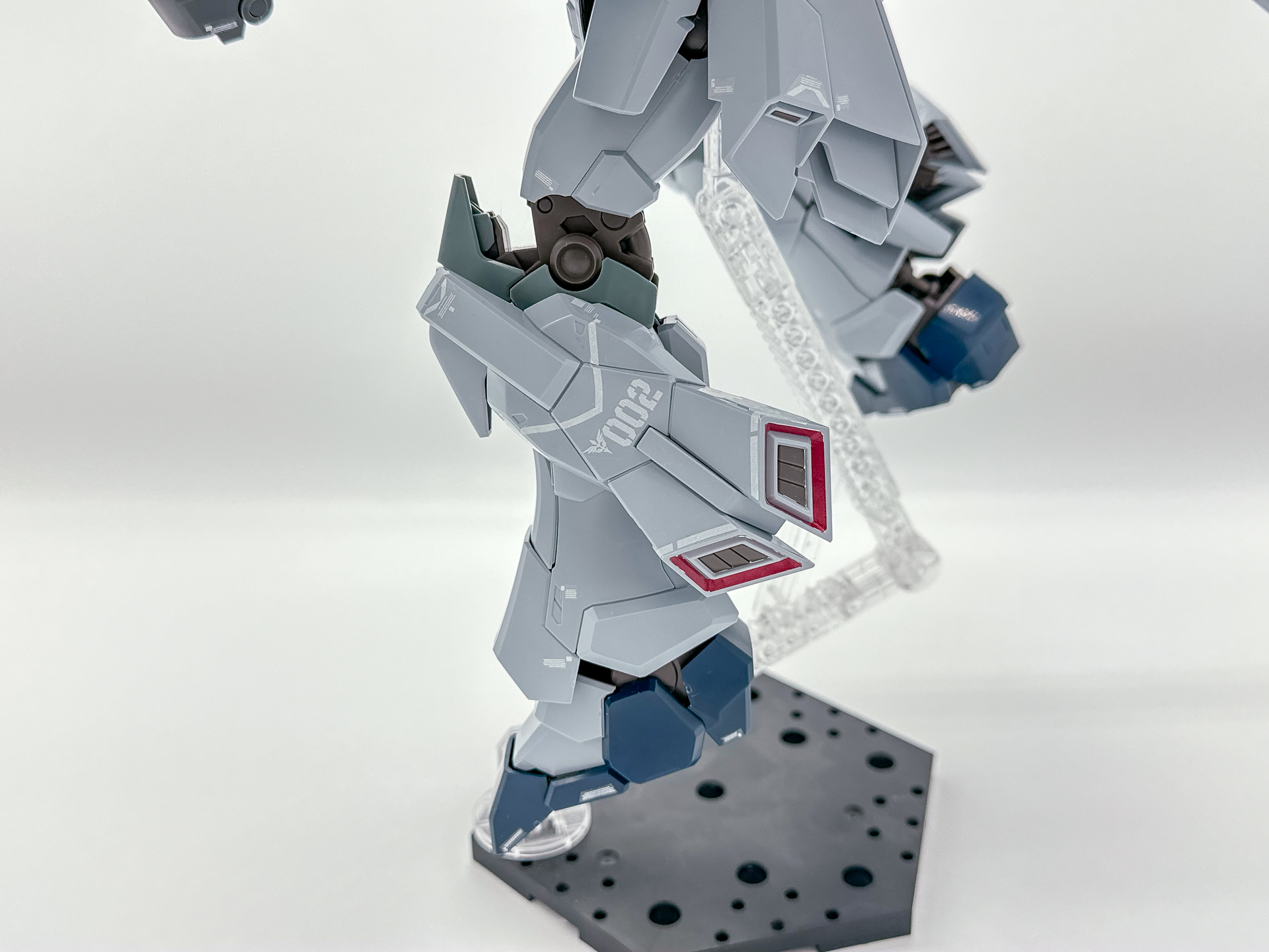 脚部のアップ。脚部スラスターはポーズに合わせて角度をつけることが可能です。