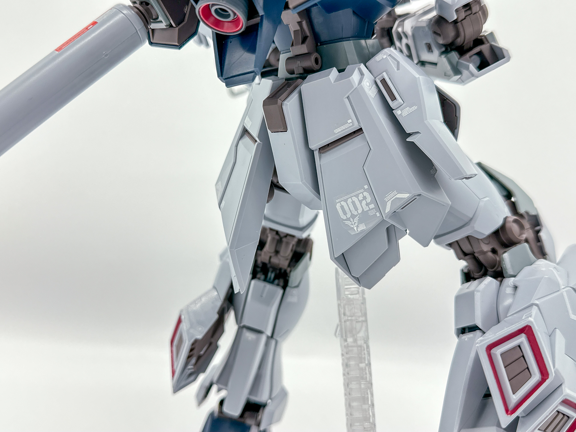 リアスカートのアップ。各スカートアーマーはボールジョイントにて接続されているため、自由に可動します。