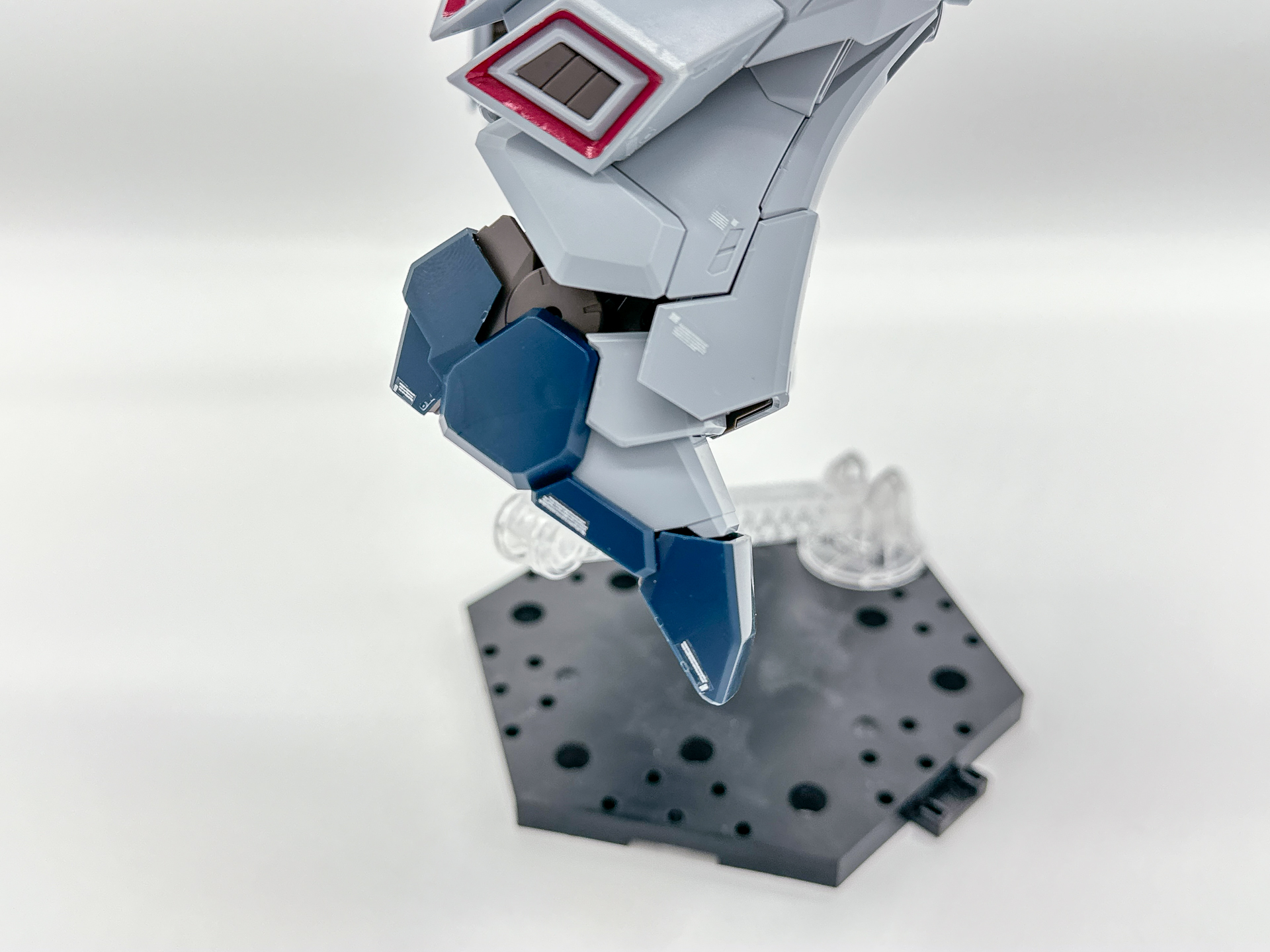 つま先部分のアップ。足部にも関節があるため細かい表情をつけることができます。