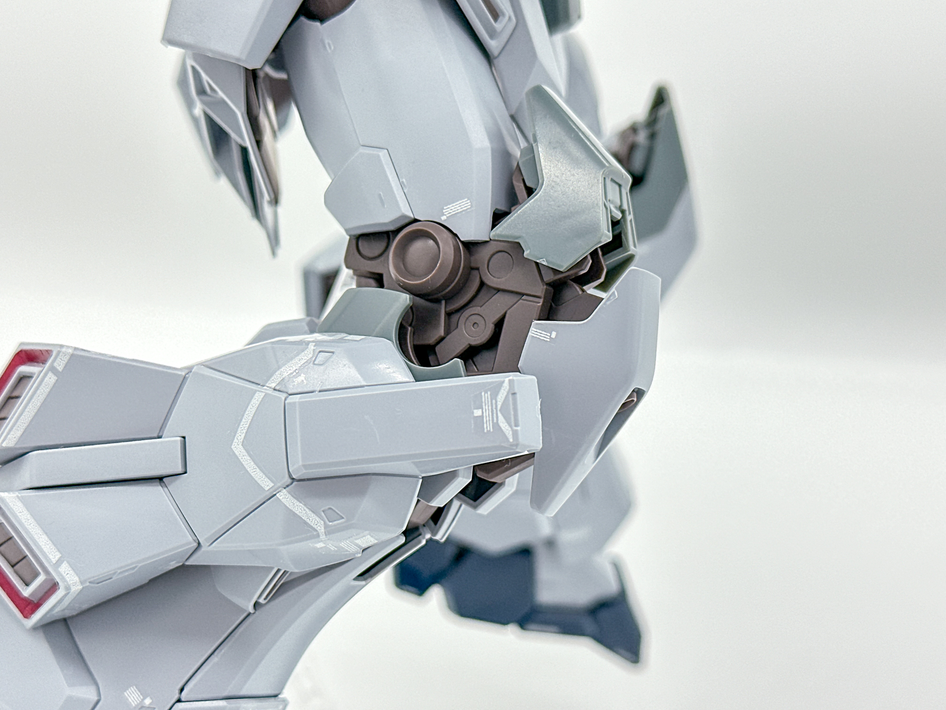 膝関節のアップ。連動ギミックにより外装パーツが可動しています。