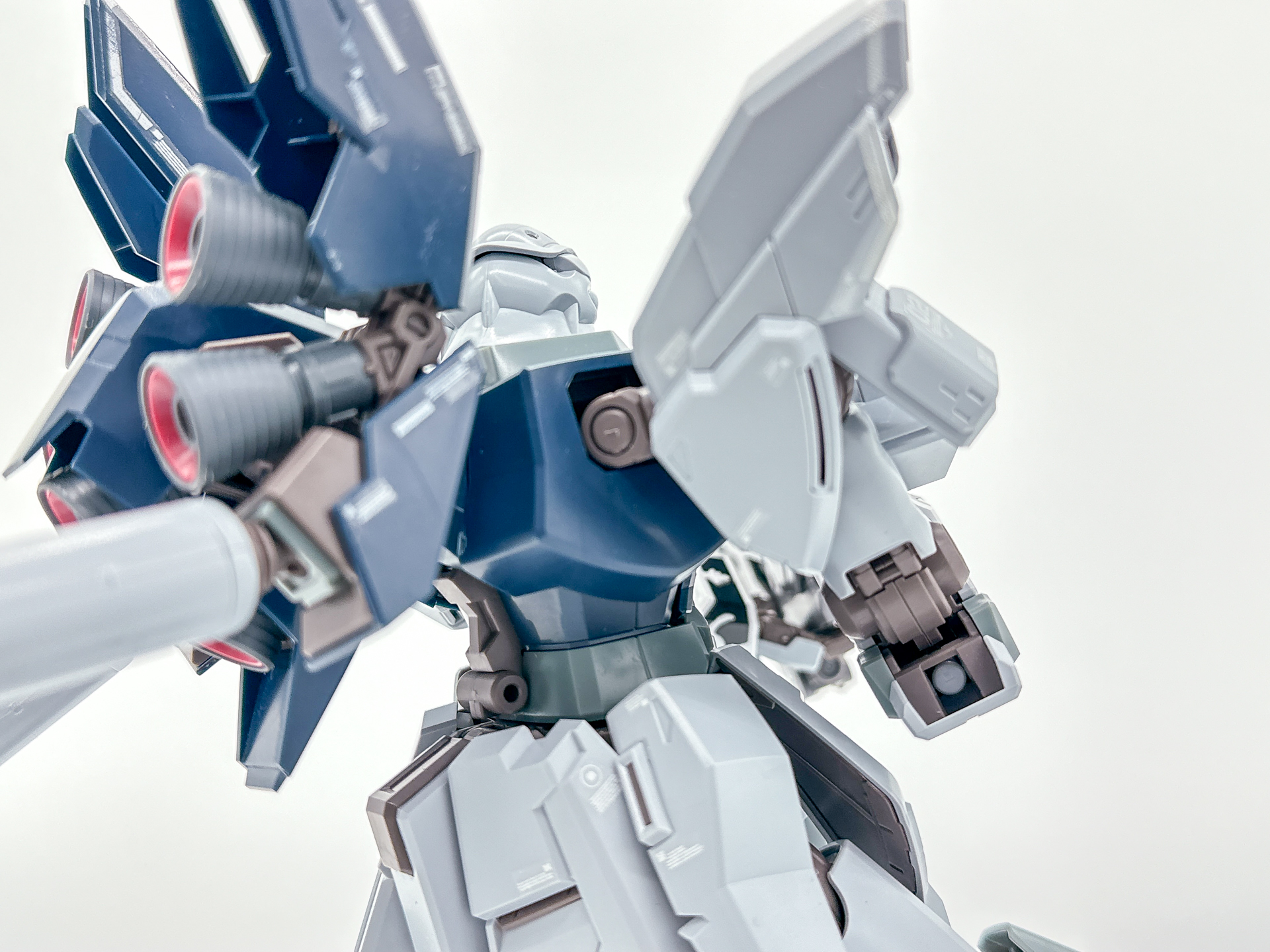 肩部関節のアップ。引き出し式関節によりハイ・ビーム・ライフルを両手で保持できます。