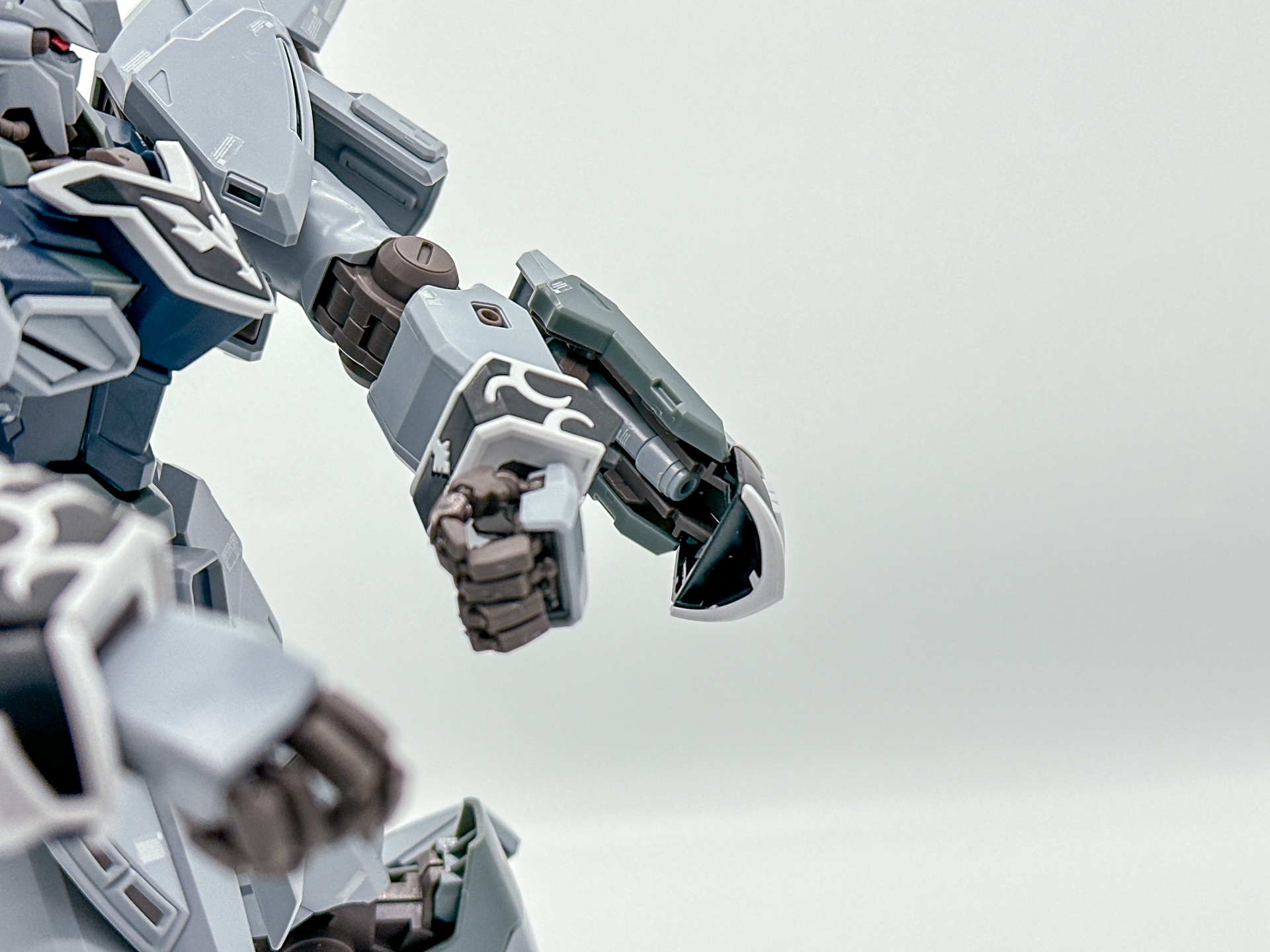 腕部装甲内部。ビーム・サーベルが格納されています。