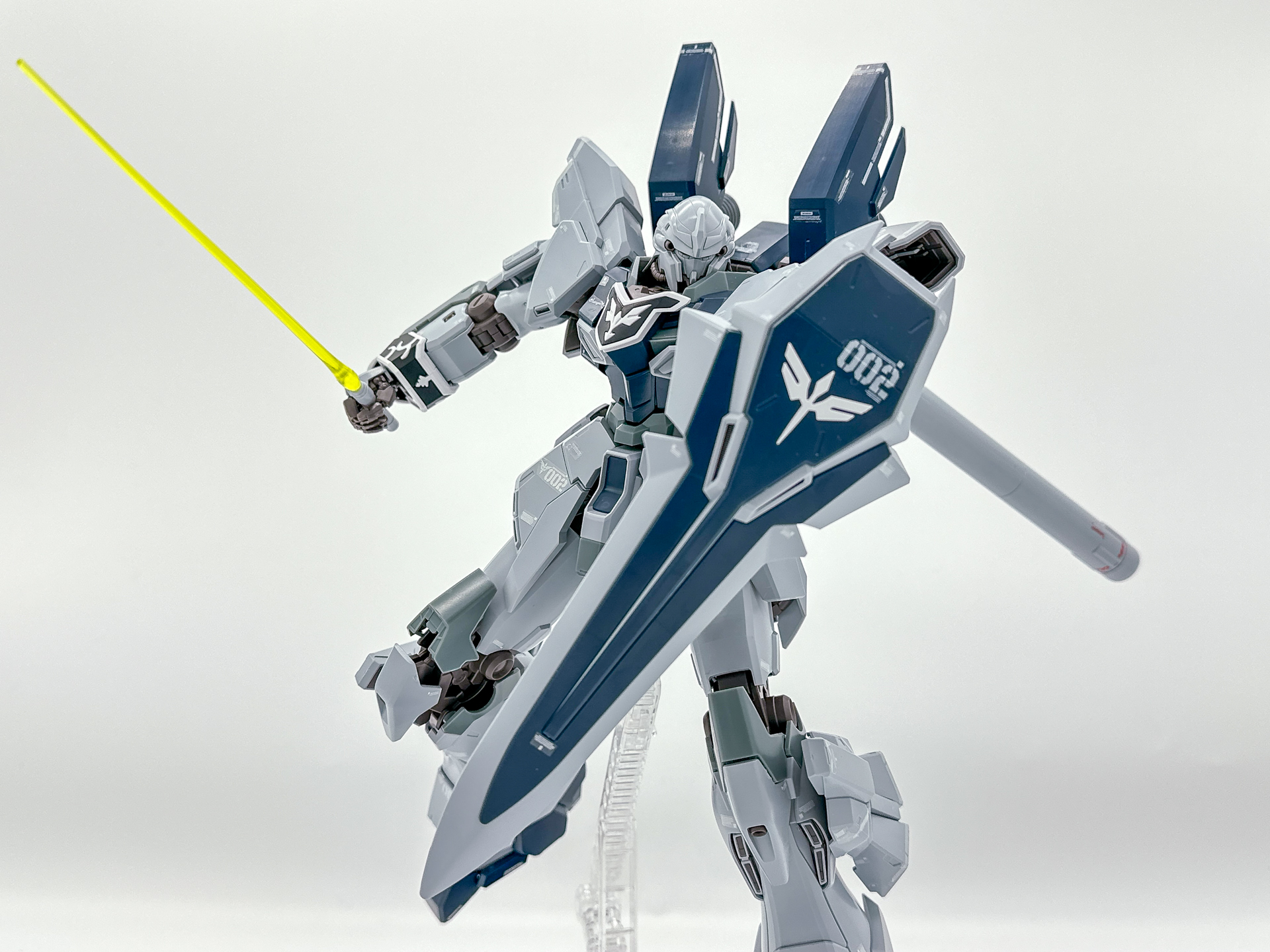 ビーム・サーベルを構えてみました。サーベル形状はナラティブガンダム等と同様の形状となっています。