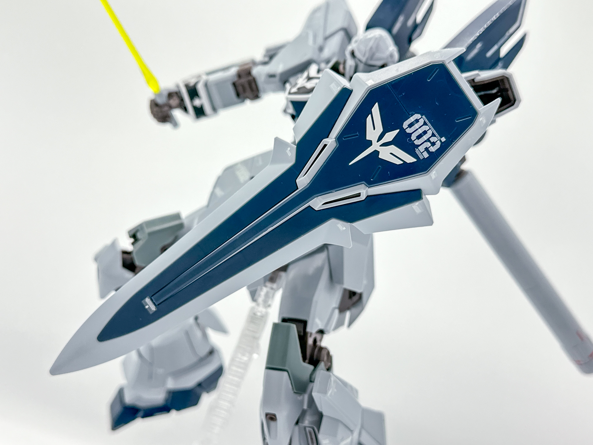 シールドのアップ。機体のナンバリングは水転写デカールによるマーキングです。