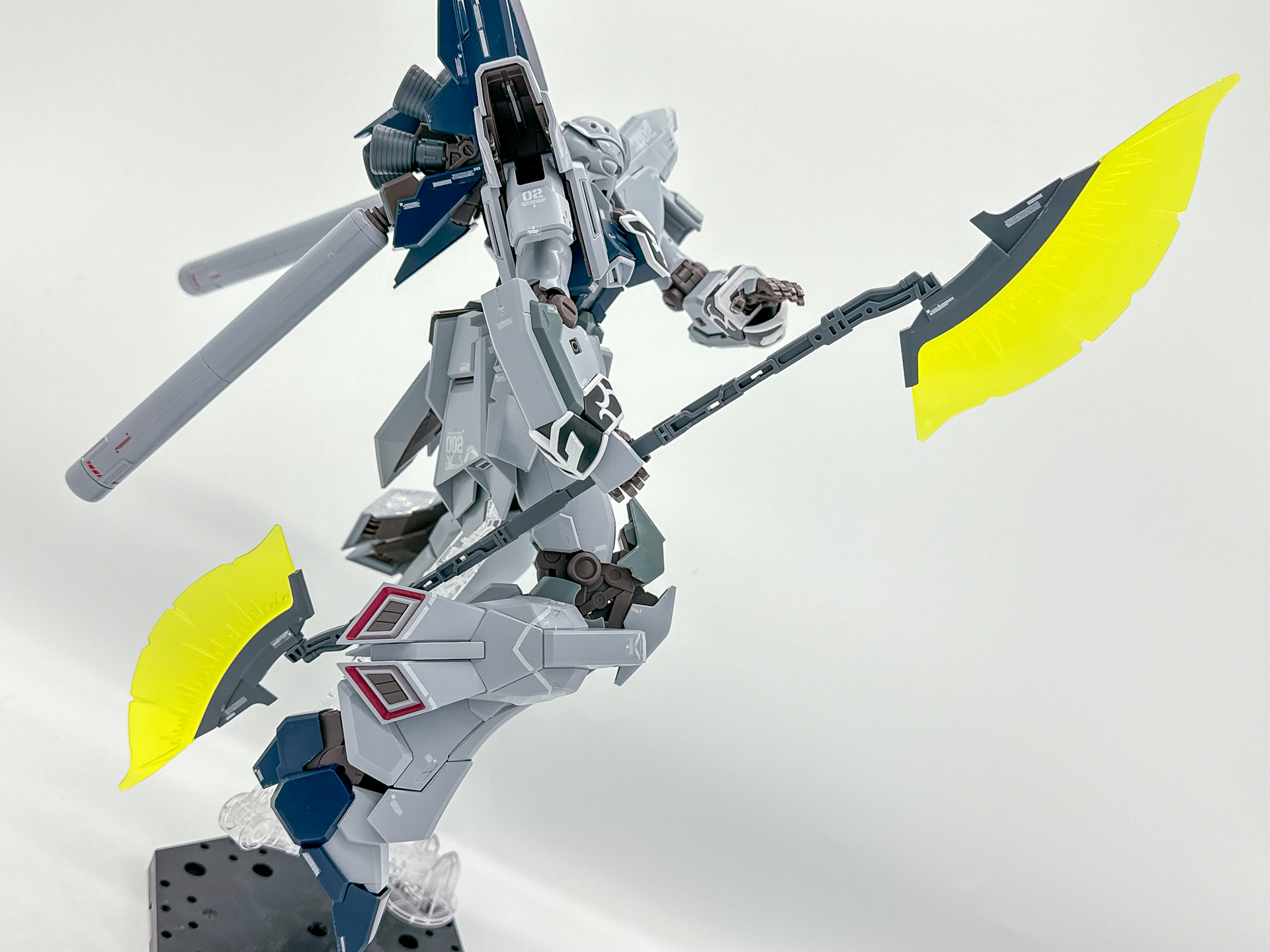 連結させてランス状にしてみました。ジョイントパーツを使用するため、かなり大型の武装となります。