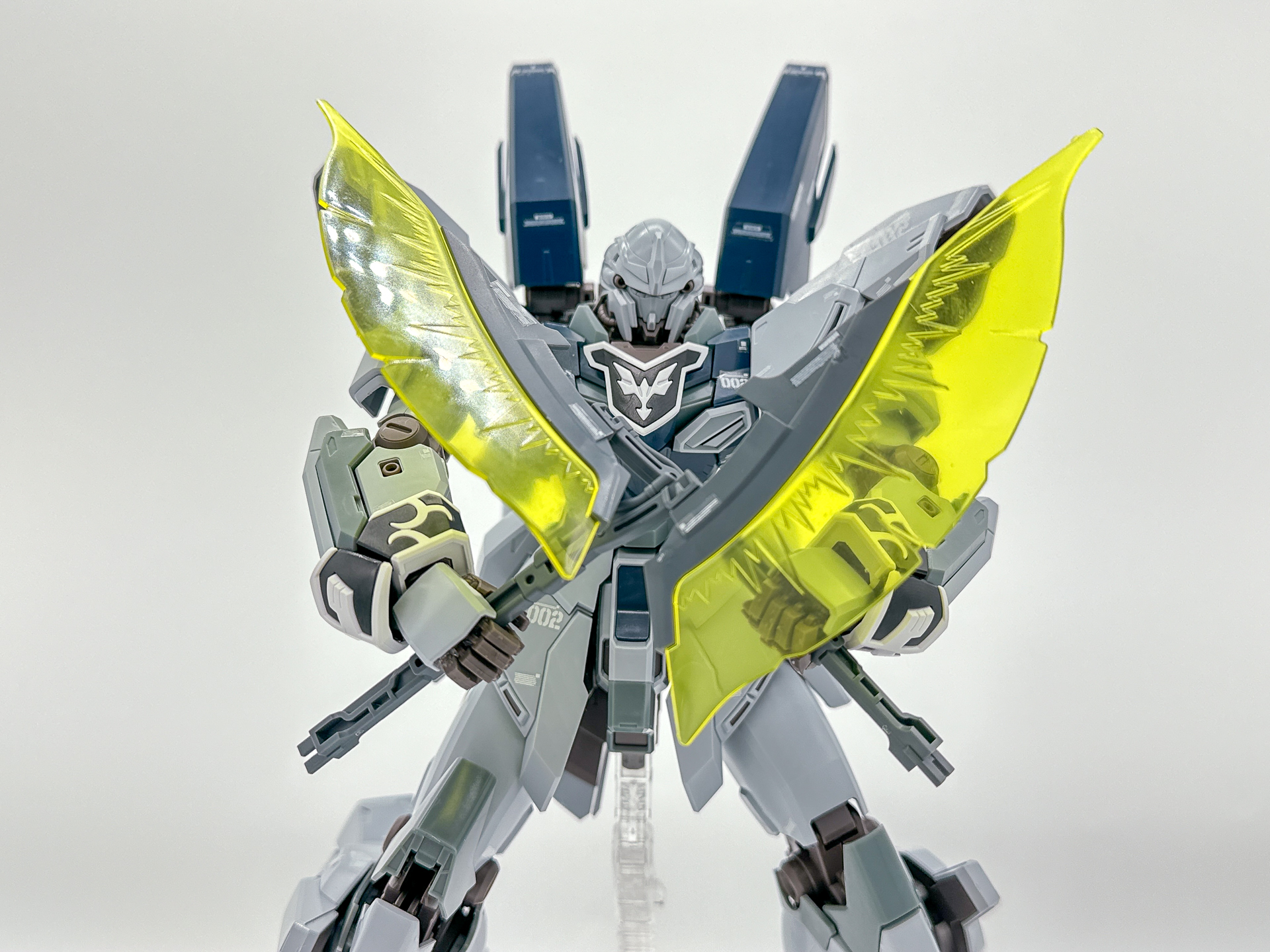 それぞれを手に持たせてみました。連結させないことでハンドアックスとしても使用可能です。