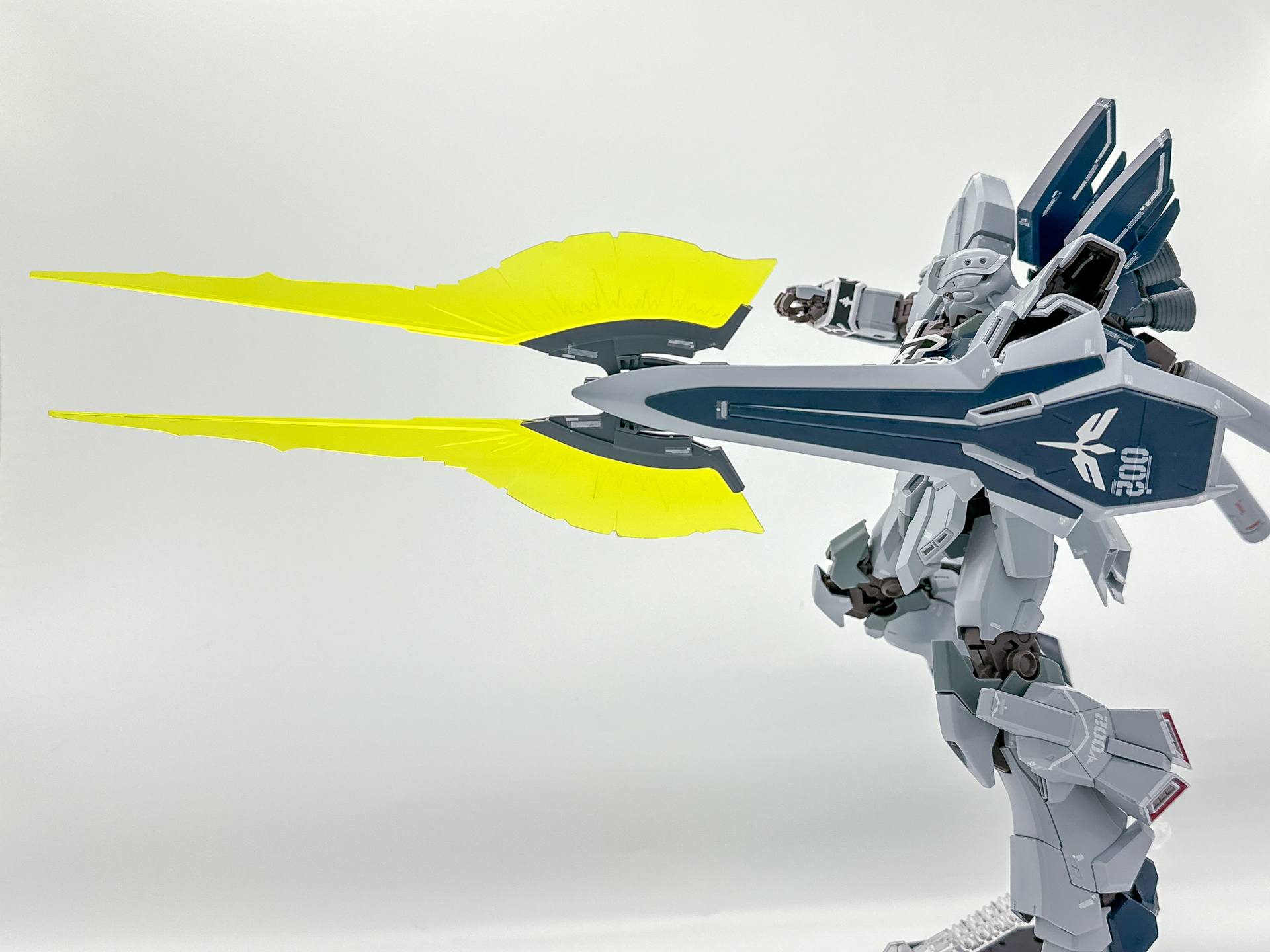 シールドにマウントした状態でもエフェクトパーツを取り付けることが可能です。大型のエフェクトパーツを使用することで超大型武装となります。