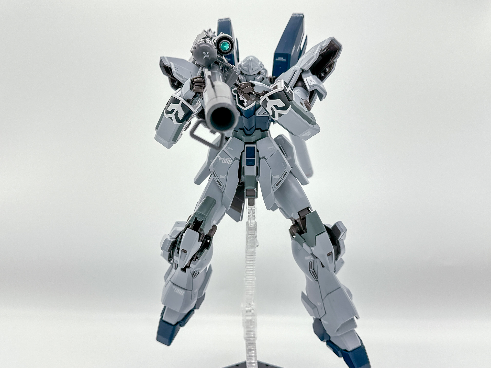 バズーカは両手で構えることが可能です。