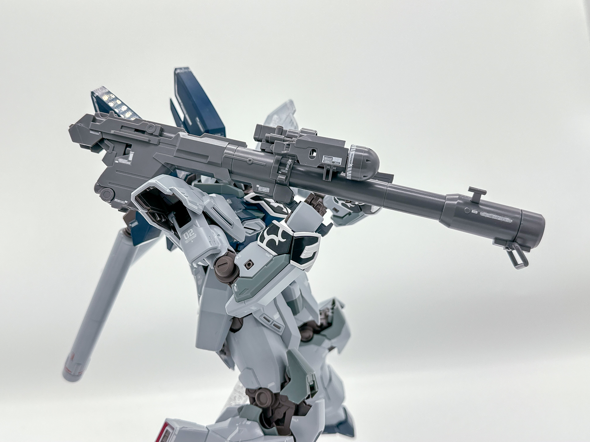 ハイ・ビーム・ライフルへのマウント時と違い、手持ちの際は砲身を伸ばしています。