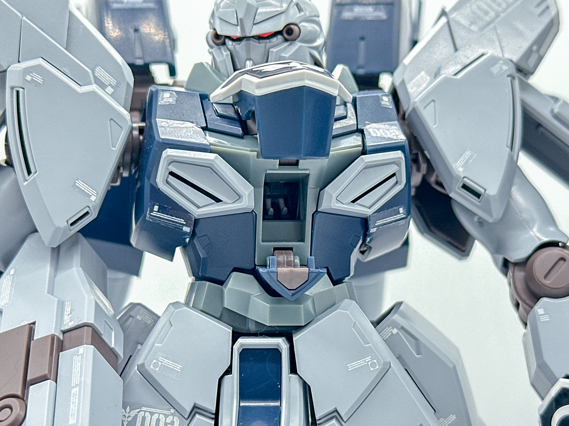 展開したコックピットハッチ。パイロットの足部分が確認できます。