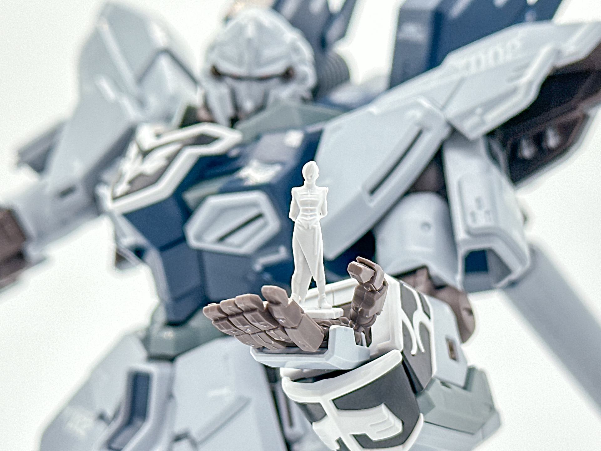 1/100ゾルタン・アッカネンのフィギュア。細かいところまでしっかりと造形されています。