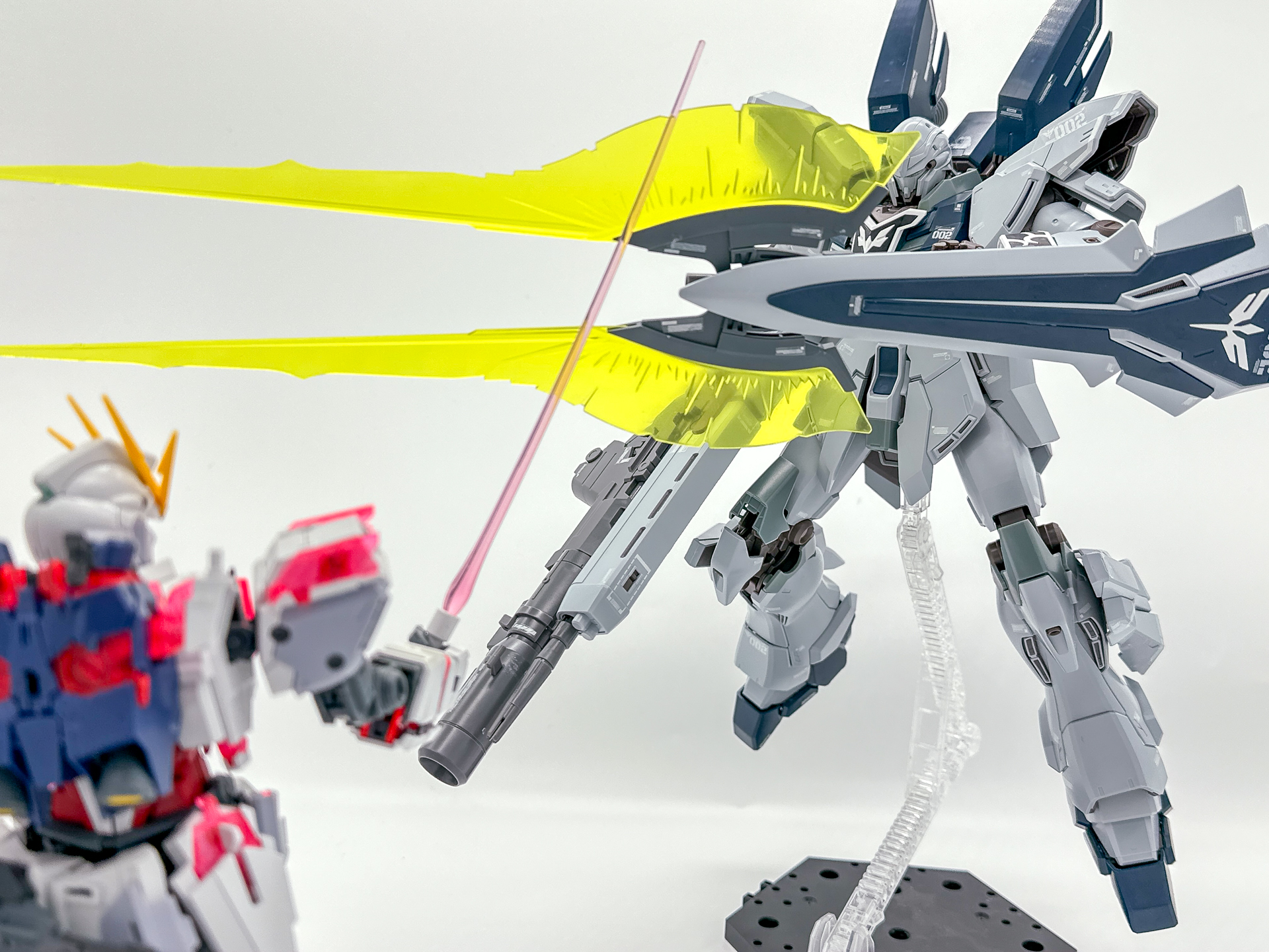 「MG 1/100 ナラティブガンダム C装備 Ver.Ka」と一緒に並べてみました。同じシリーズでそろえることで戦闘シーンを再現して楽しむことができます。