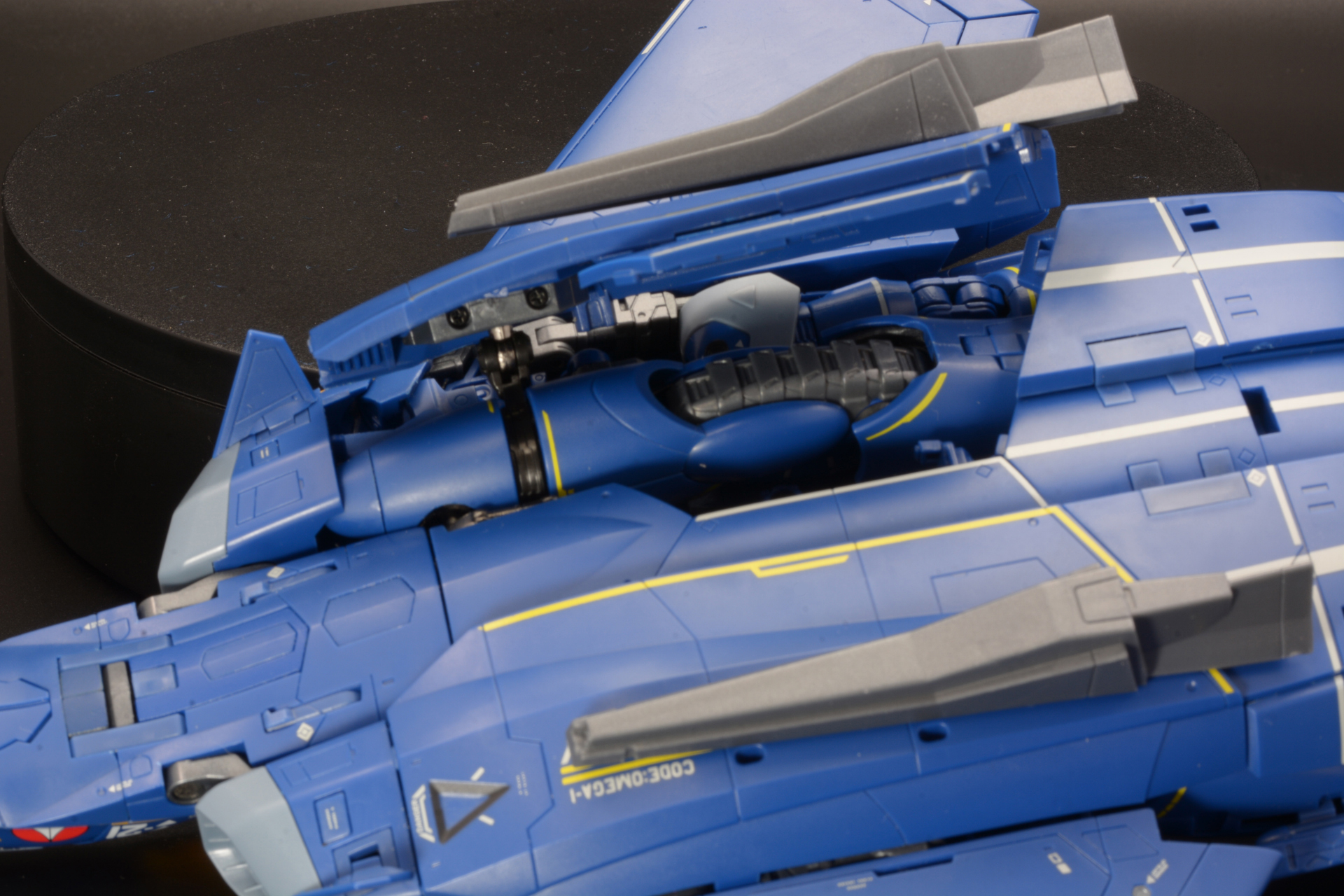 底面装甲を開くと、手足が入っている内部が現れる