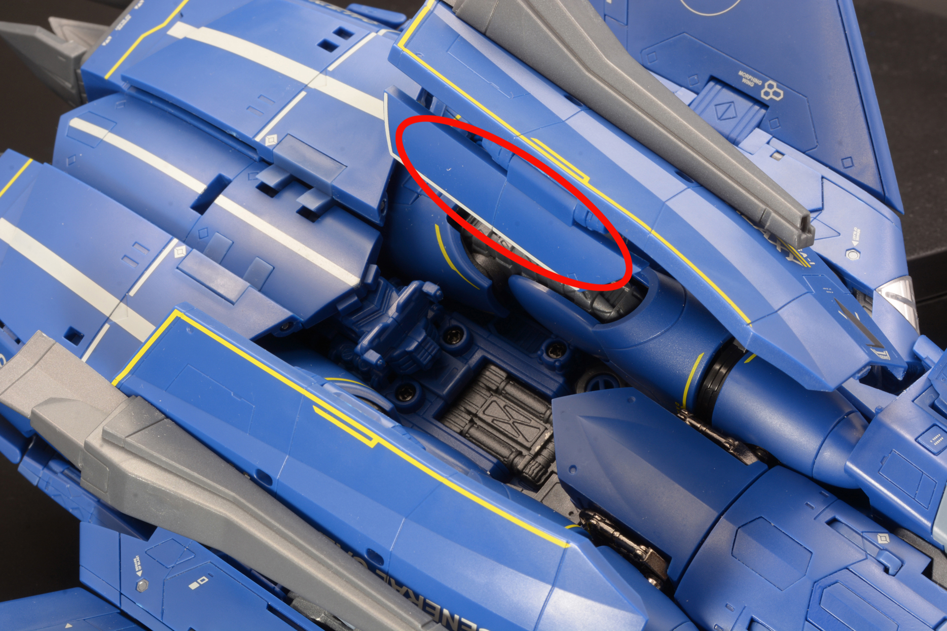 赤丸部分の装甲を内側に折畳む