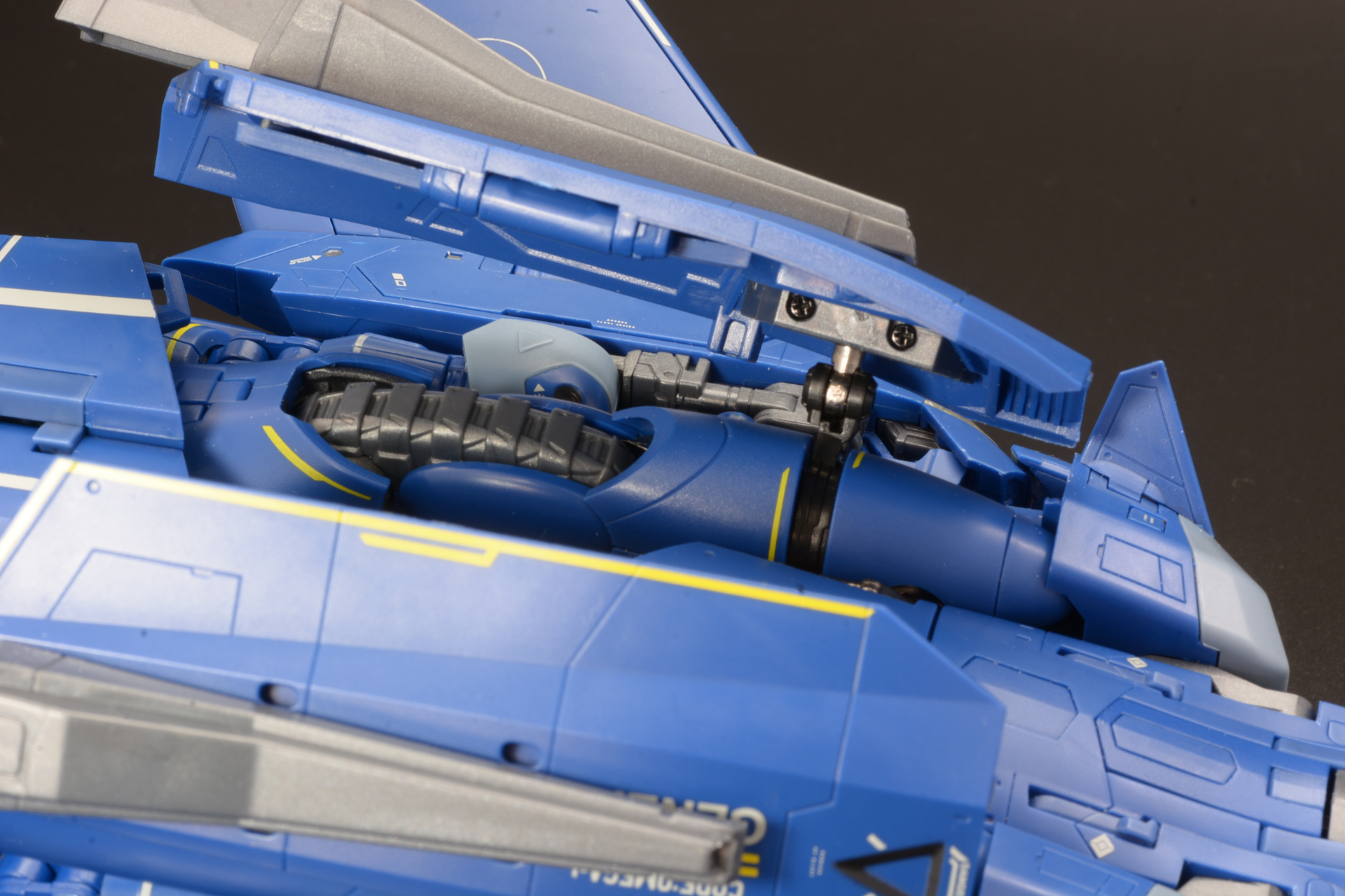 装甲の付け根はボールジョイント、もも側も回転し自由度が高い