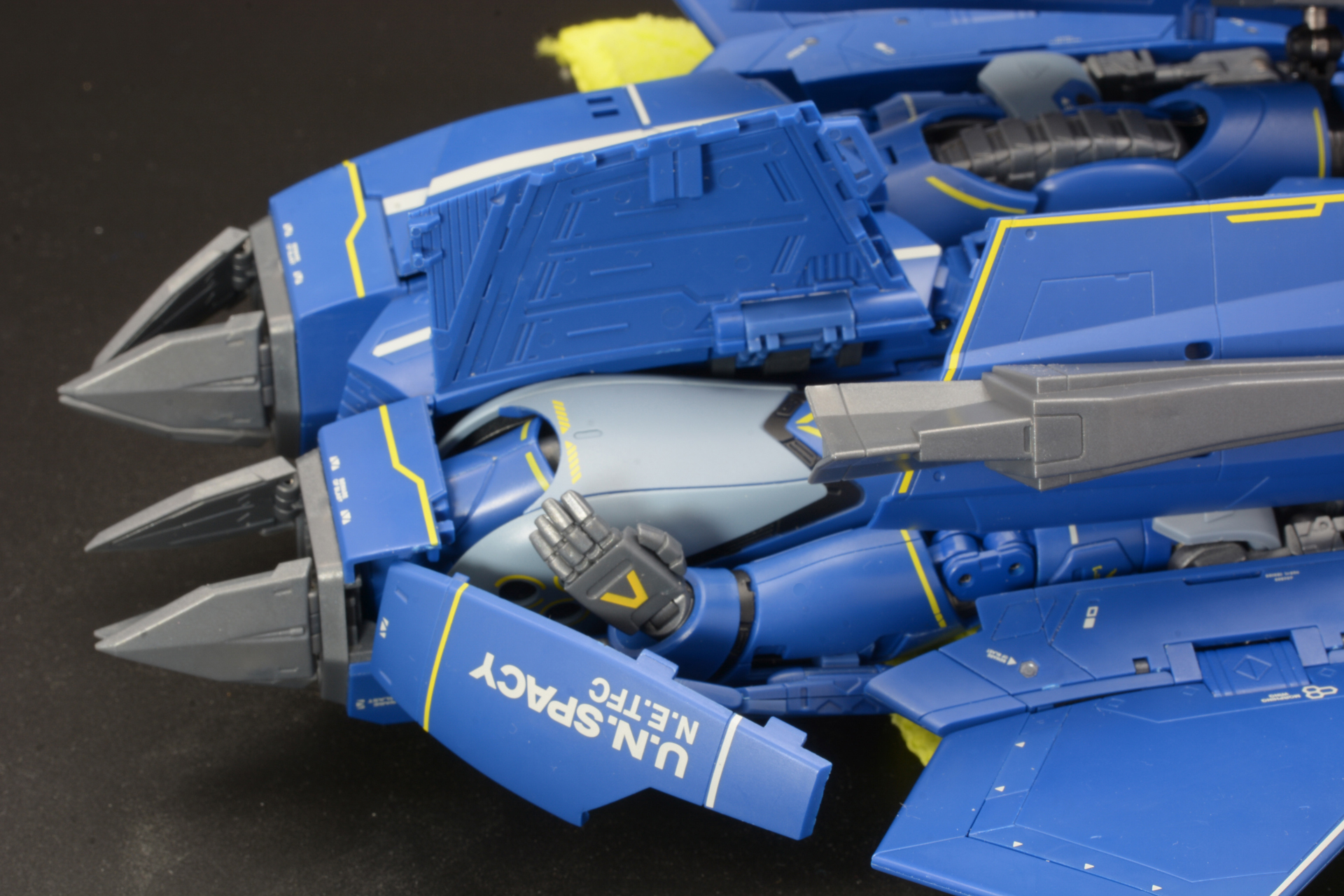 バックパックとなるエンジン側の装甲を展開。腕が現れる