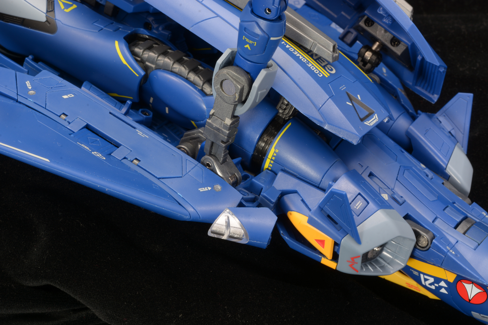 腕は灰色の長いアームで接続されており、ダイナミックに位置が変わる