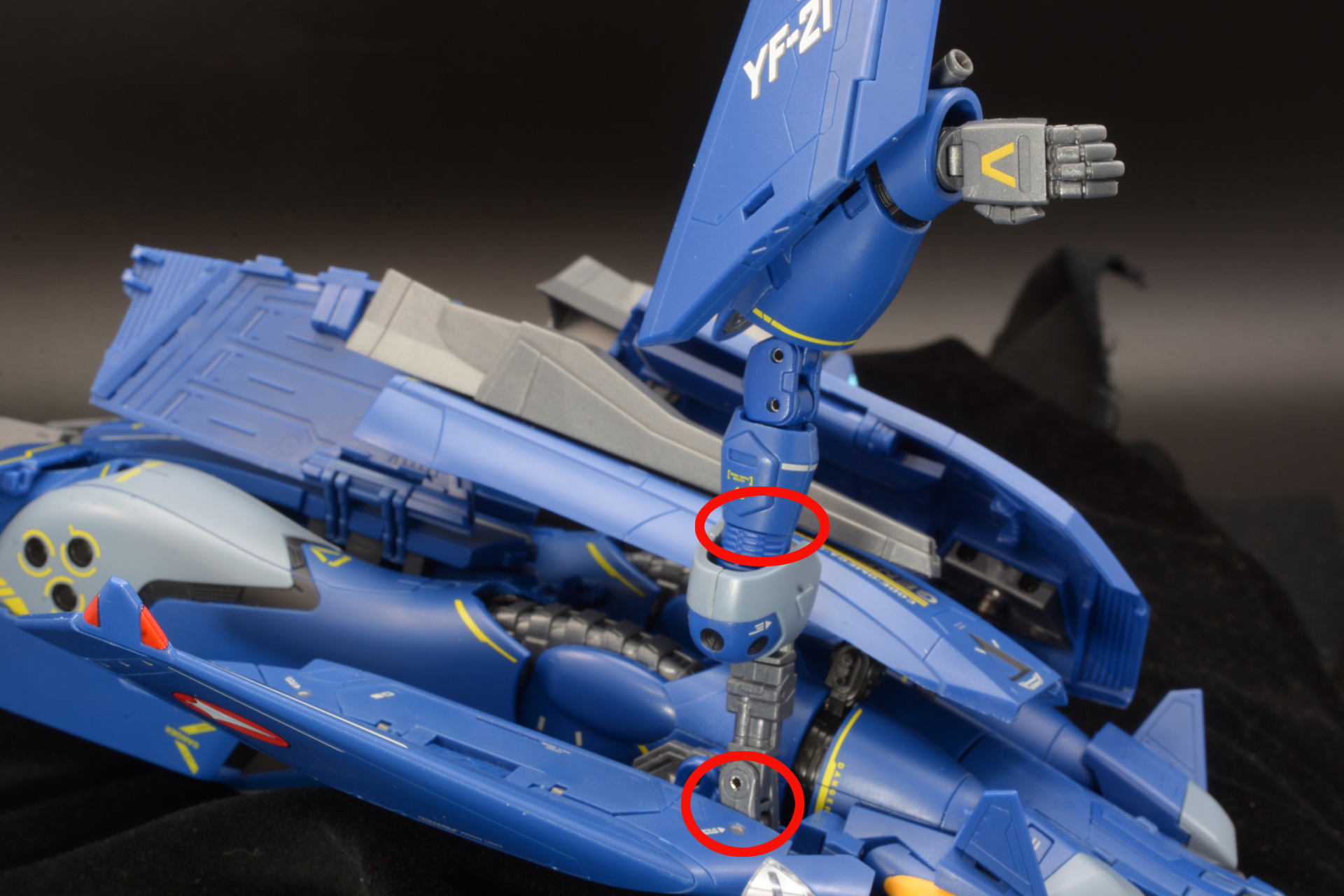 アームの付け根と上腕部分をそれぞれ180度回転させる