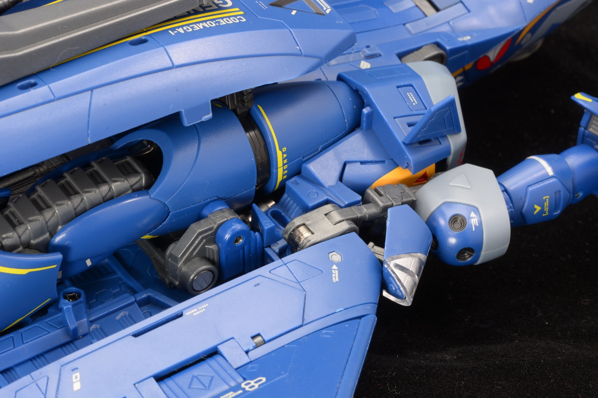 翼とエアインテーク側面のパーツを動かしレールを差し込み凹凸を合わせて位置を固定する。これで腕の変形は完了