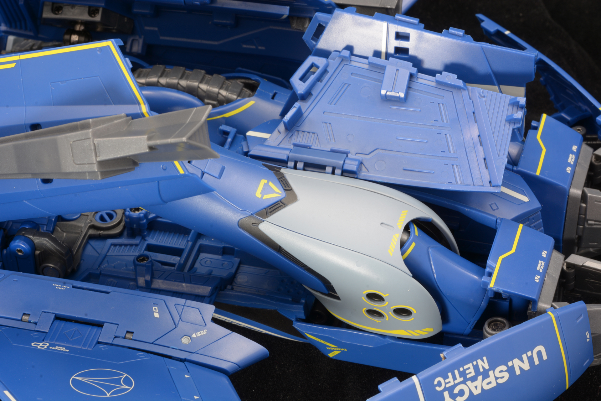 足はバックパックにかなりタイトに収まっている。引き抜くにはこすれに注意が必要だ