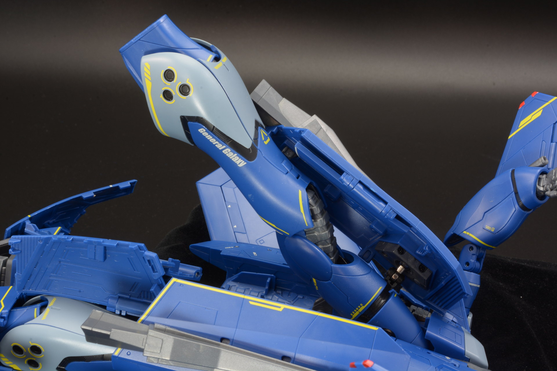 足はバックパックにかなりタイトに収まっている。引き抜くにはこすれに注意が必要だ