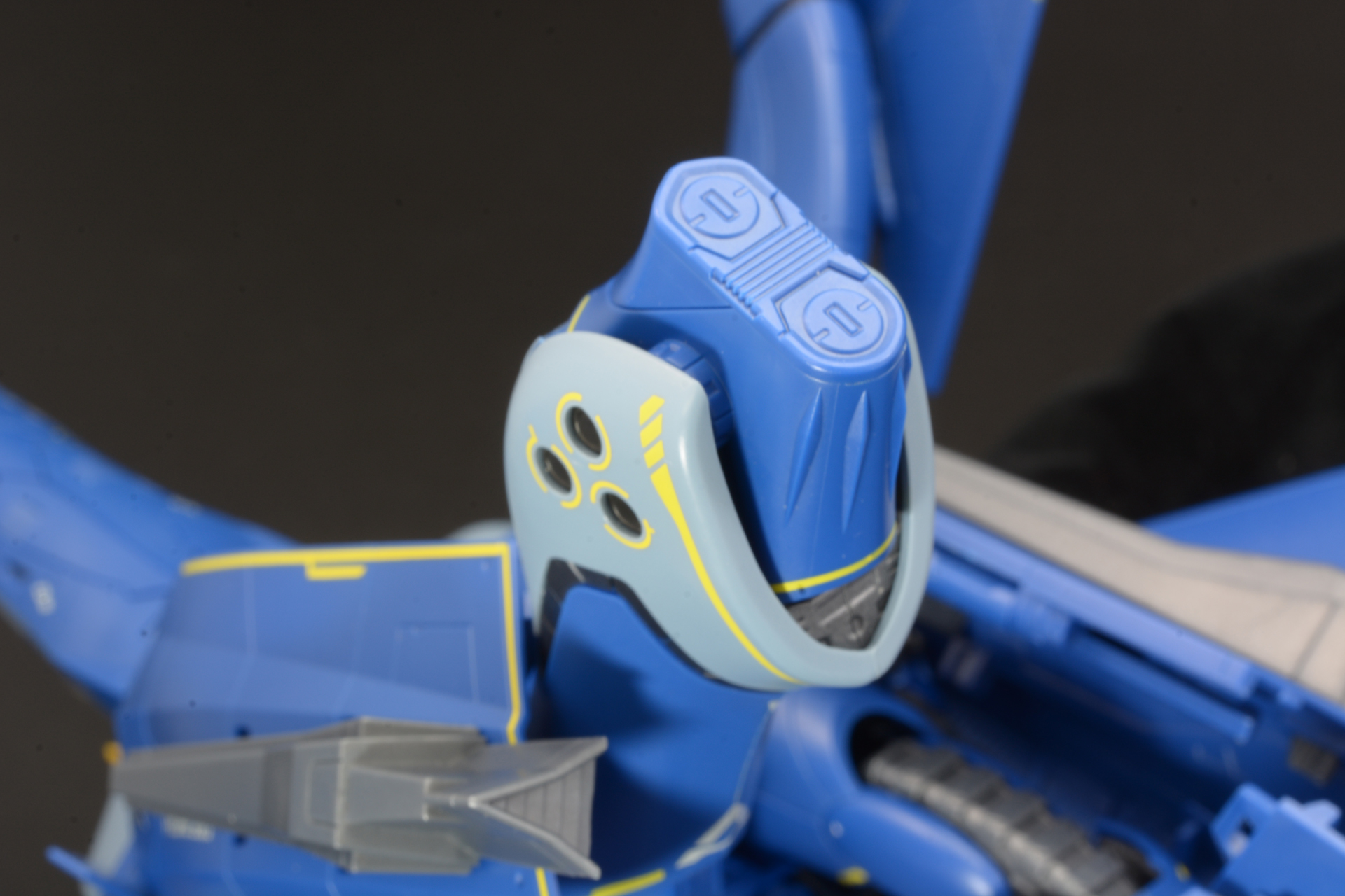 ふくらはぎのカバーを開け足の基部を180度回転させると足首が現れる