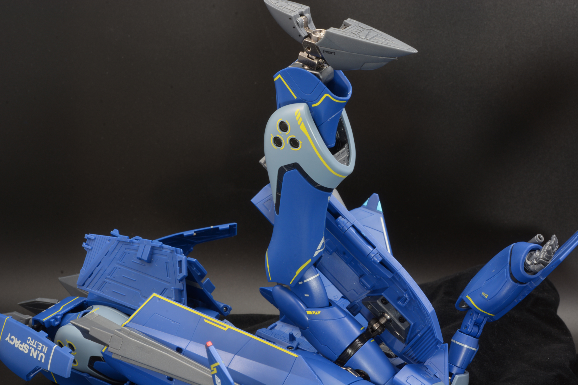 さらに腿部分を180度回転、膝を逆関節に曲げる