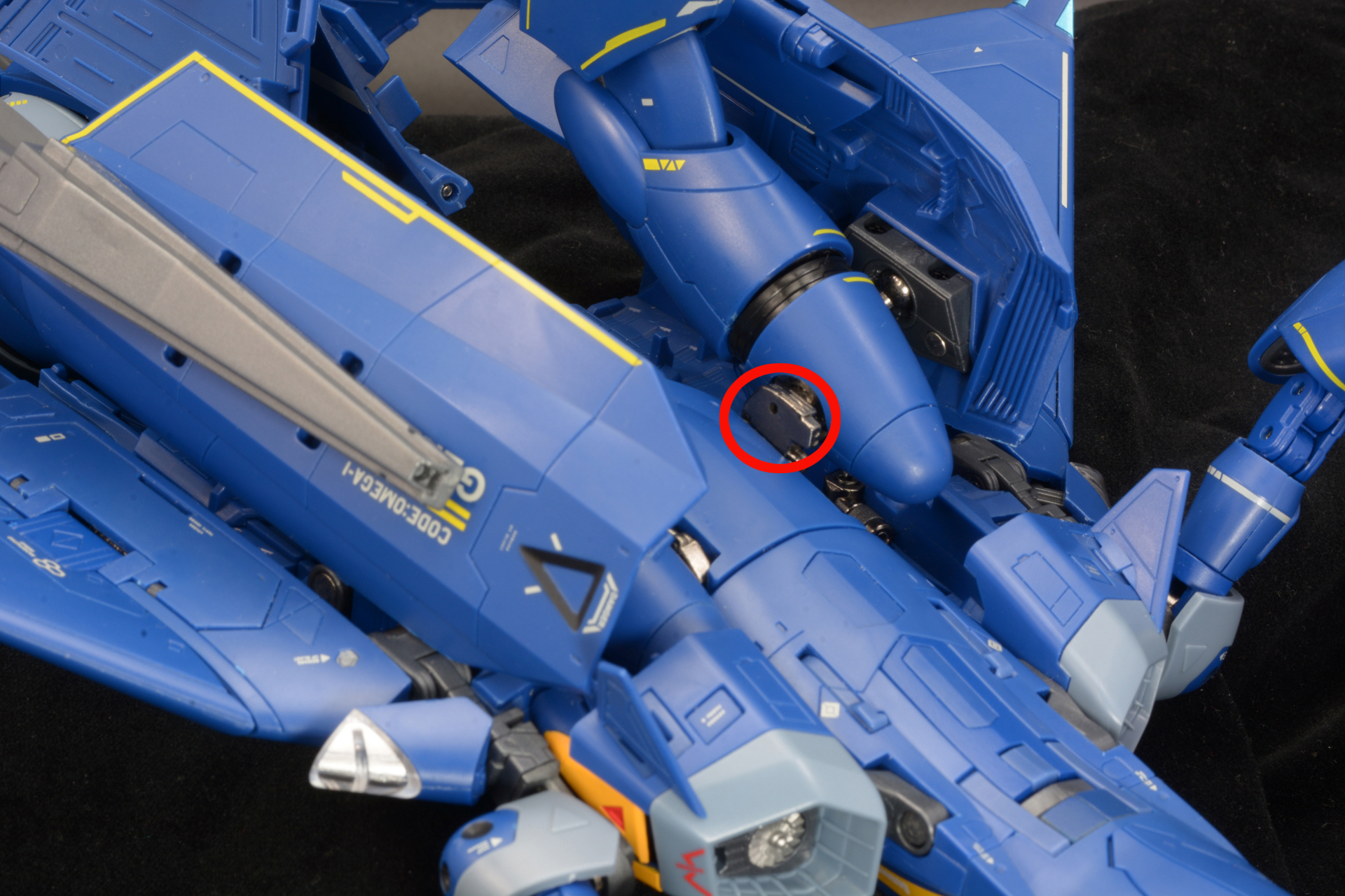 足の付け根の金属パーツを90度動かし足の自由度を上げて足の変形完了