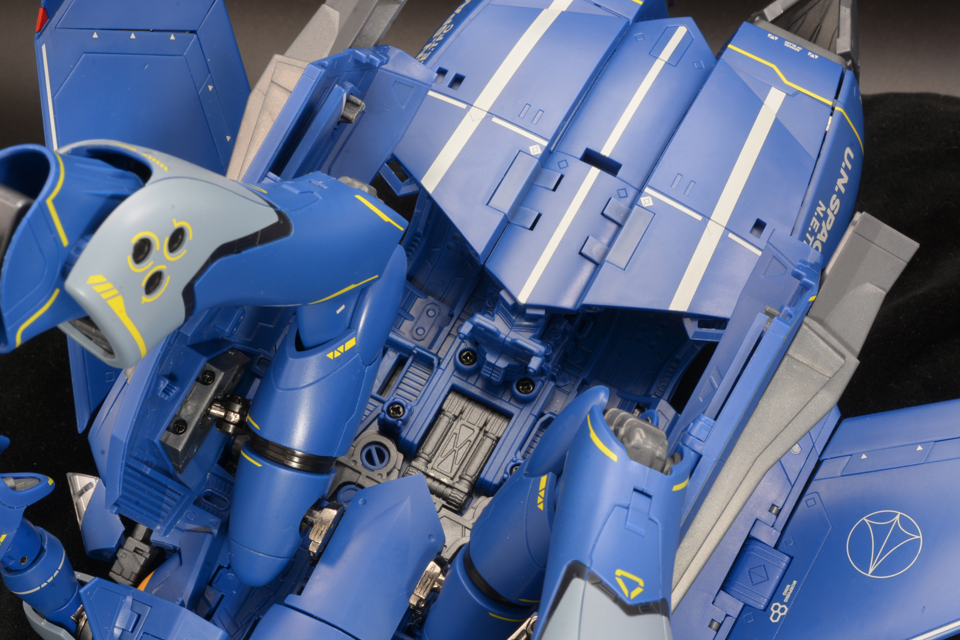 ストッパーが入っていた隙間を、中央部分を押し下げて埋める